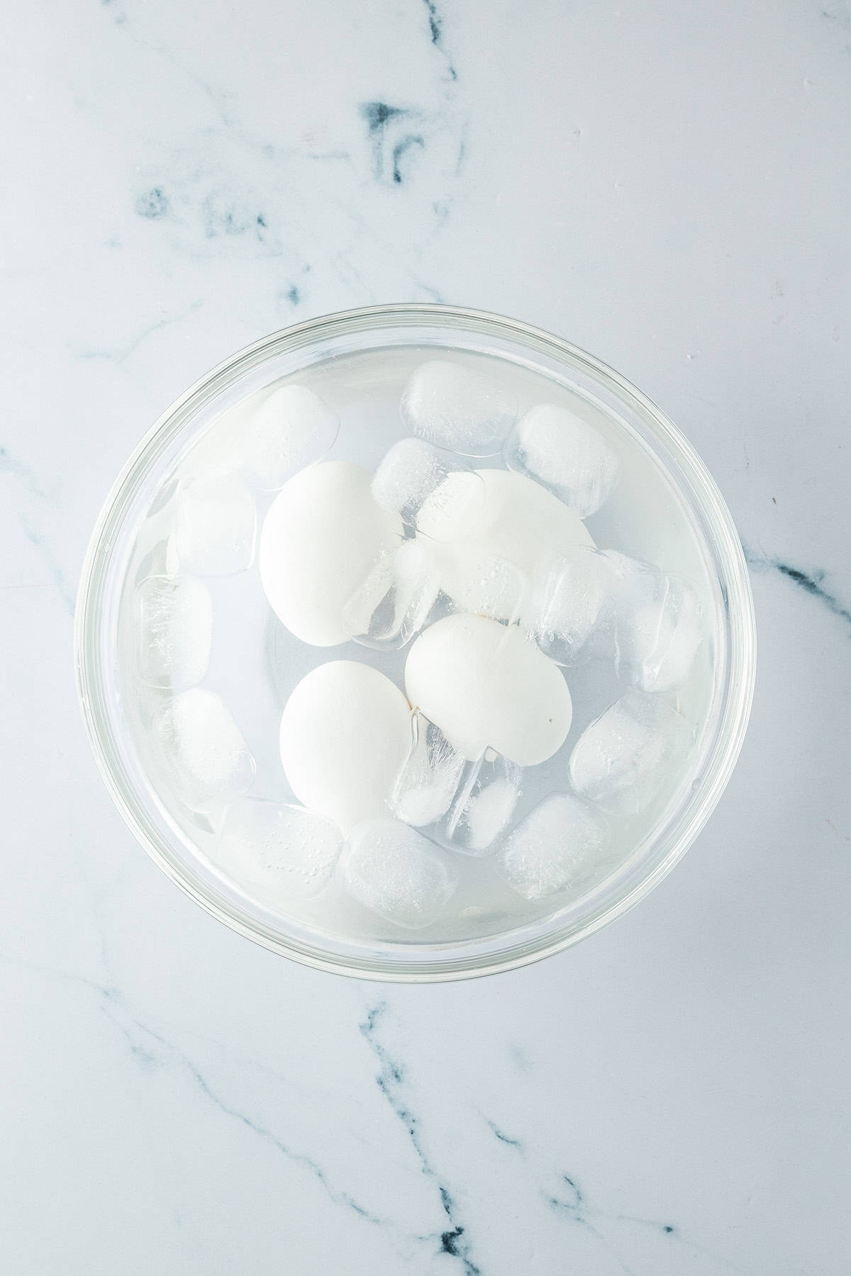 Eier in einer Sch&uuml;ssel mit Eiswasser.