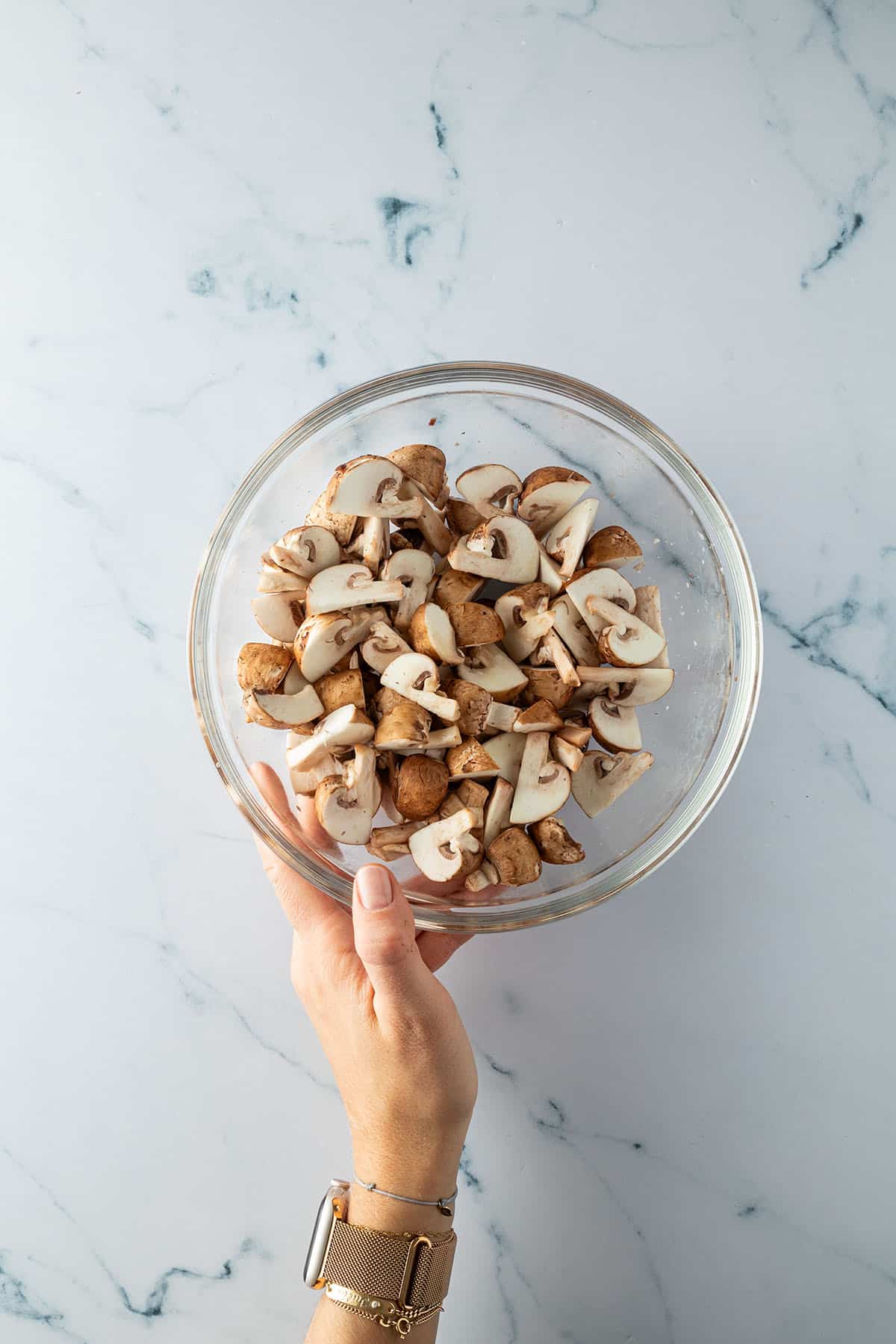 Geviertelte Champignons in einer Sch&uuml;ssel.