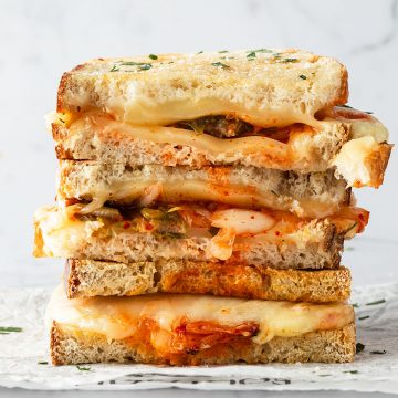 Ein Stapel aus Kimchi Grilled Cheese Sandwiches.
