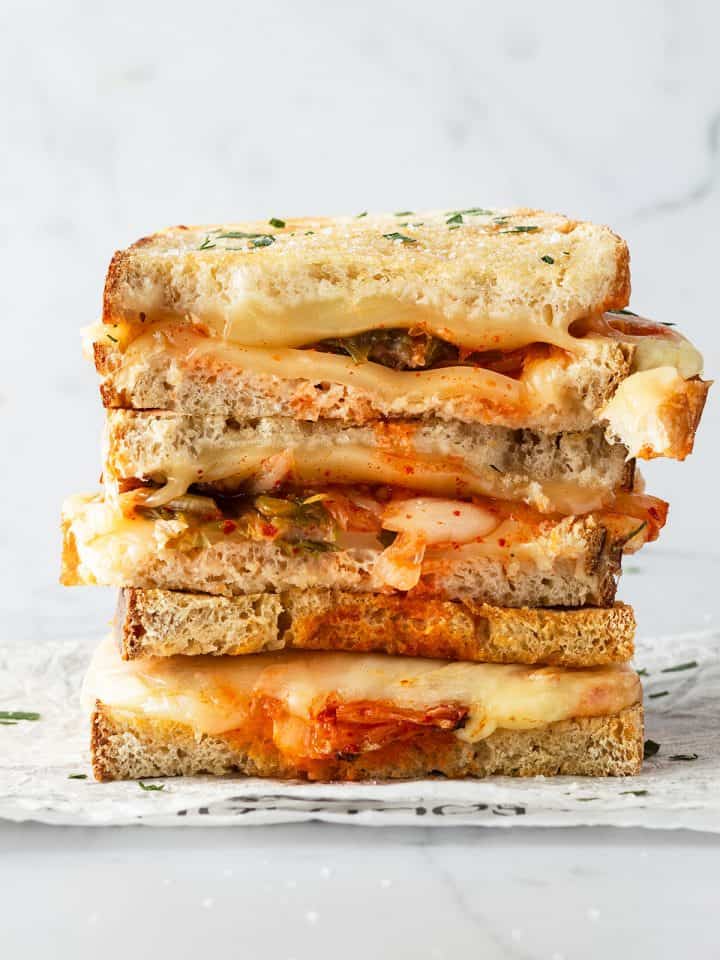 Ein Stapel aus Kimchi Grilled Cheese Sandwiches.
