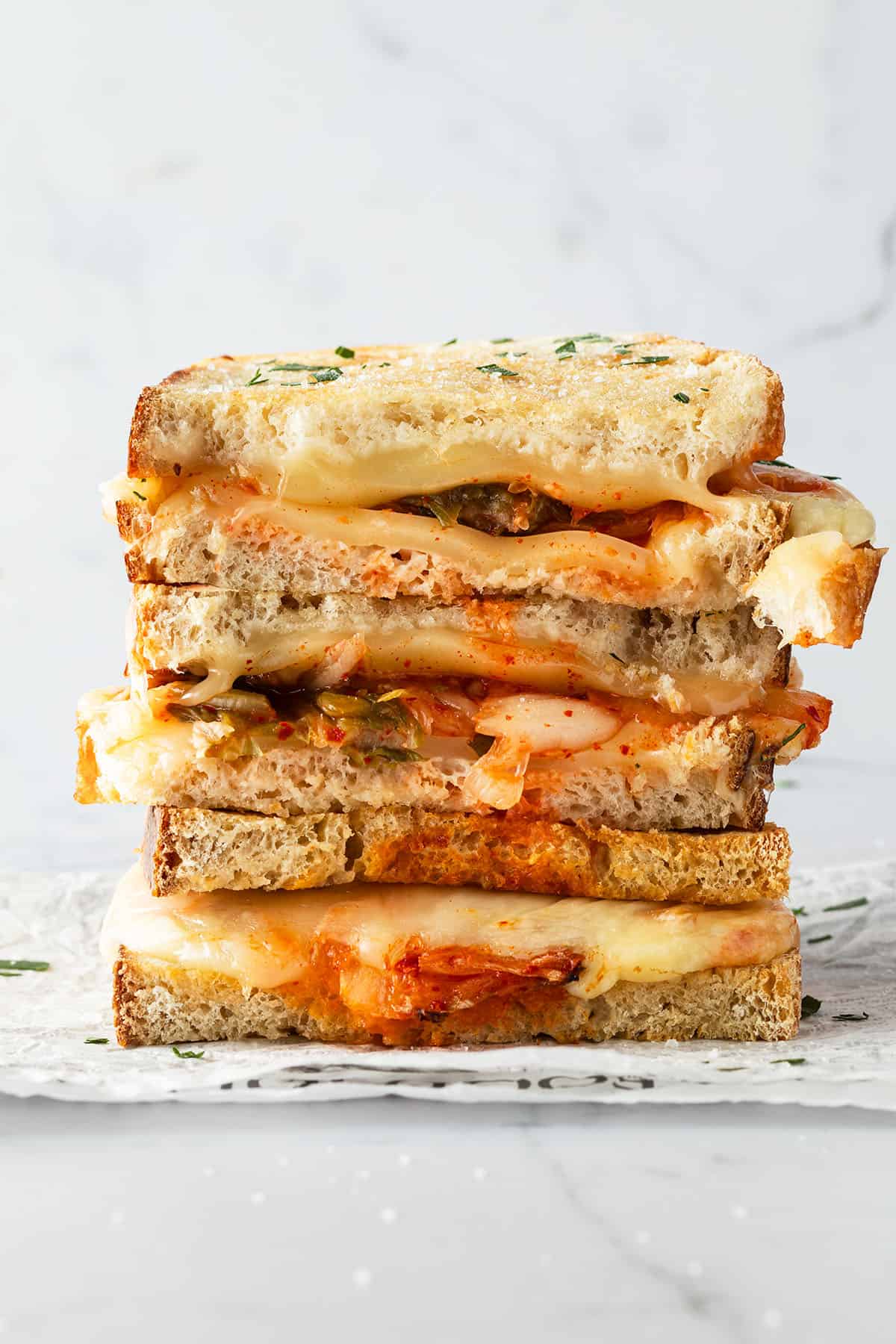 Ein Stapel aus Kimchi Grilled Cheese Sandwiches.
