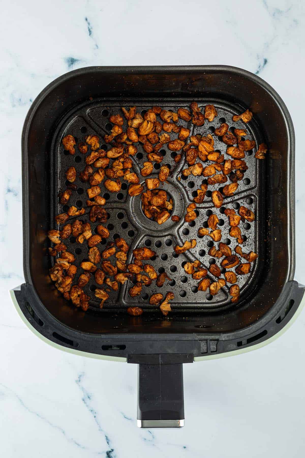 Super knusprige Bohnen in einem Airfryer Korb.