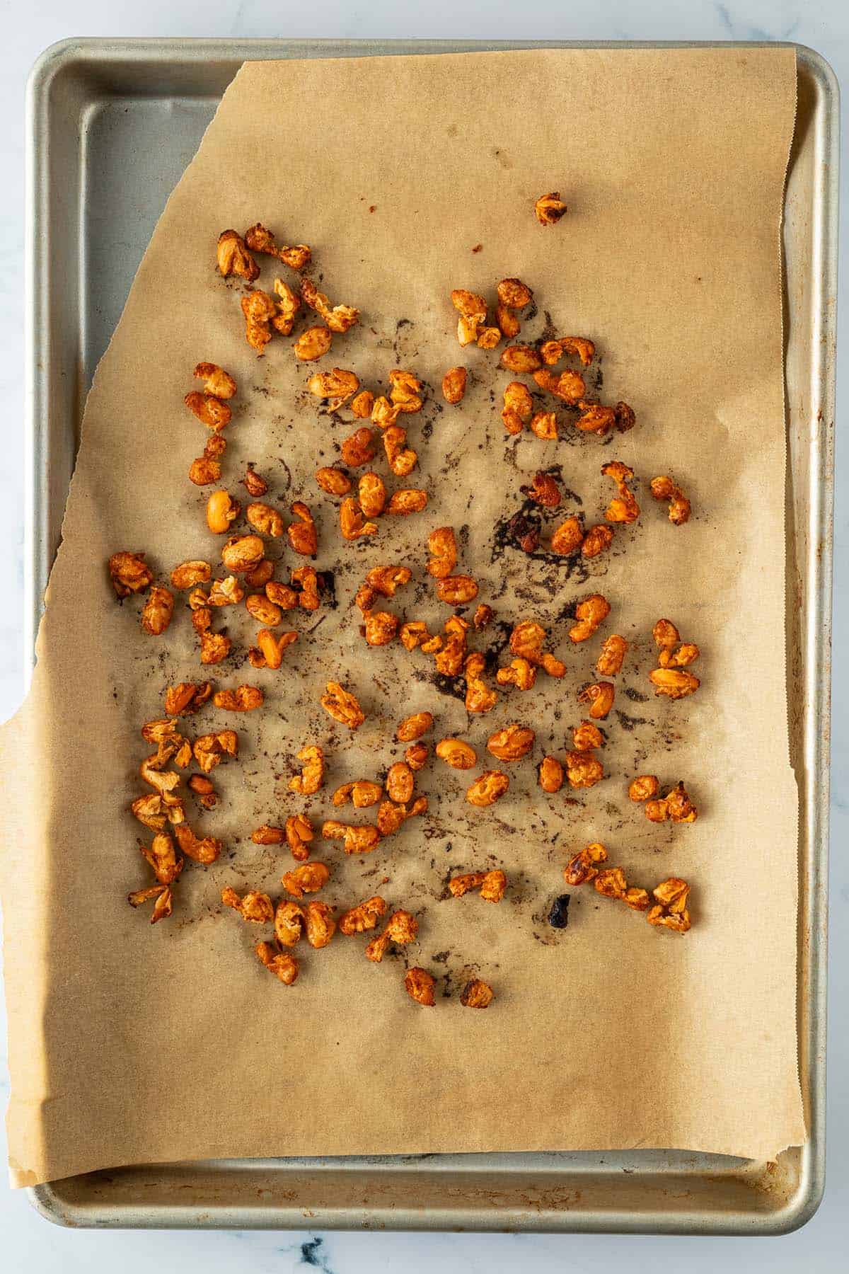 Knusprig gebackene Bohnen auf einem Blech.