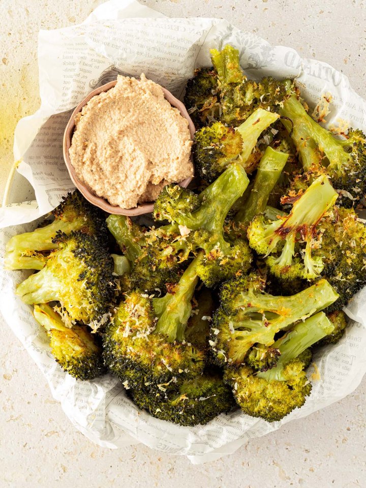 Sch&uuml;ssel mit knusprig gebackenem Brokkoli und einem kleinen Dip-Sch&uuml;ssel.