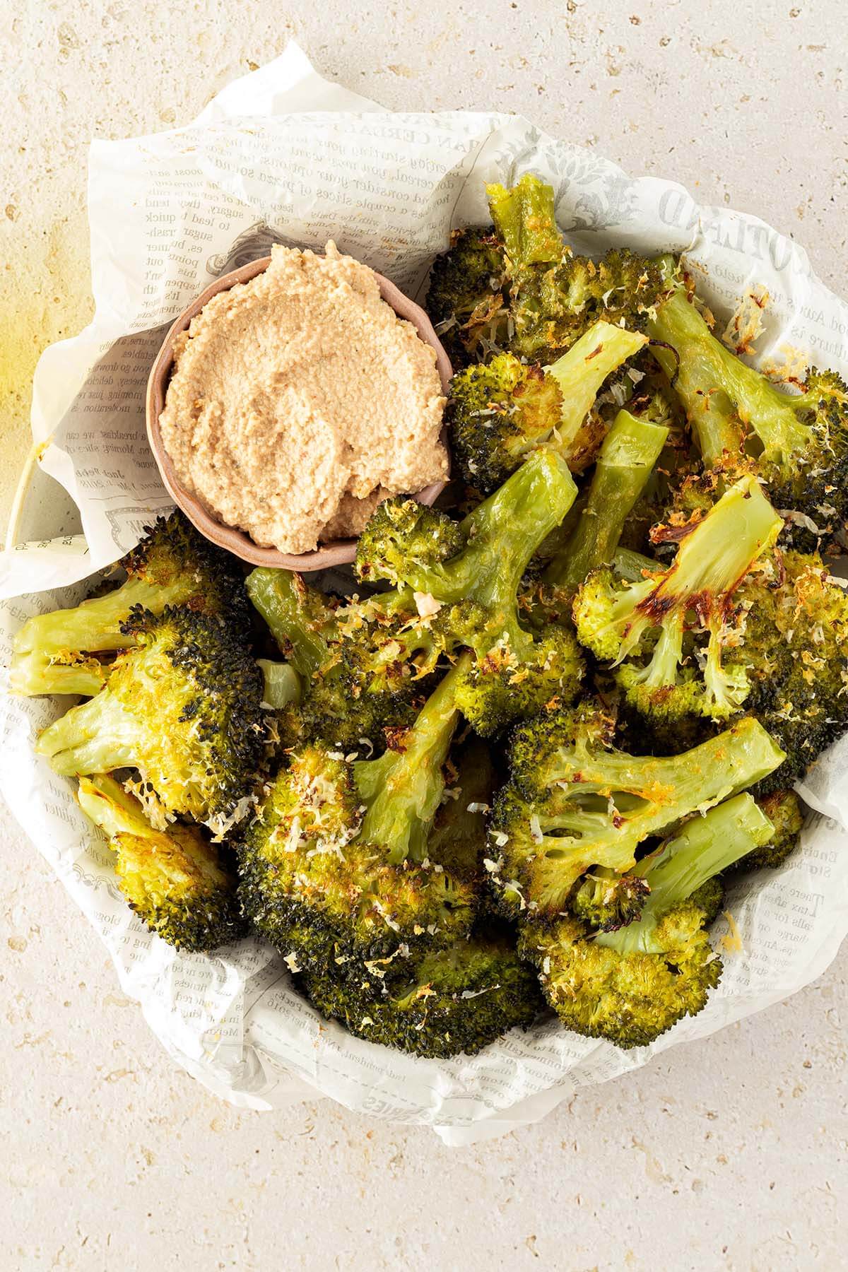 Sch&uuml;ssel mit knusprig gebackenem Brokkoli und einem kleinen Dip-Sch&uuml;ssel.