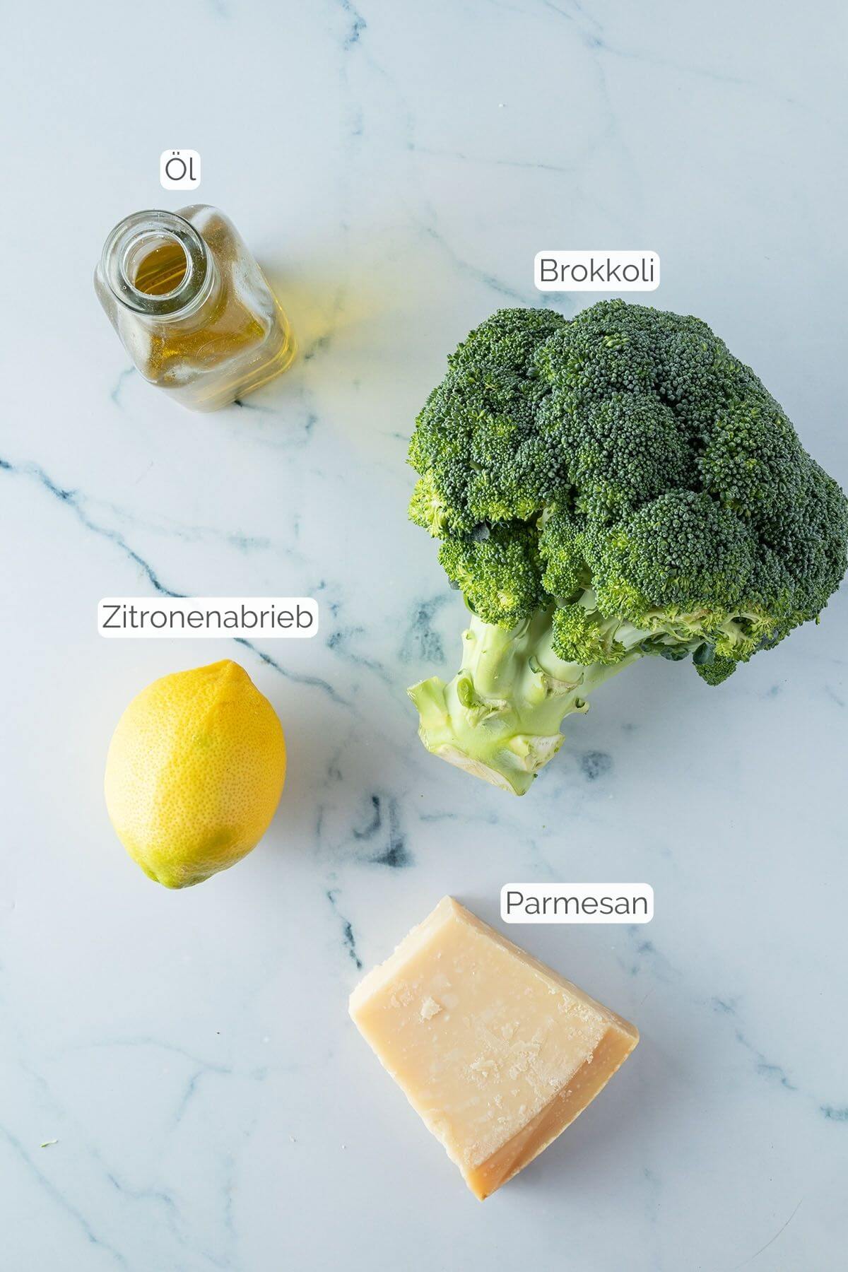 Foto aller Zutaten mit jeweiligen Textbeschriftungen, die f&uuml;r das Rezept ben&ouml;tigt werden.