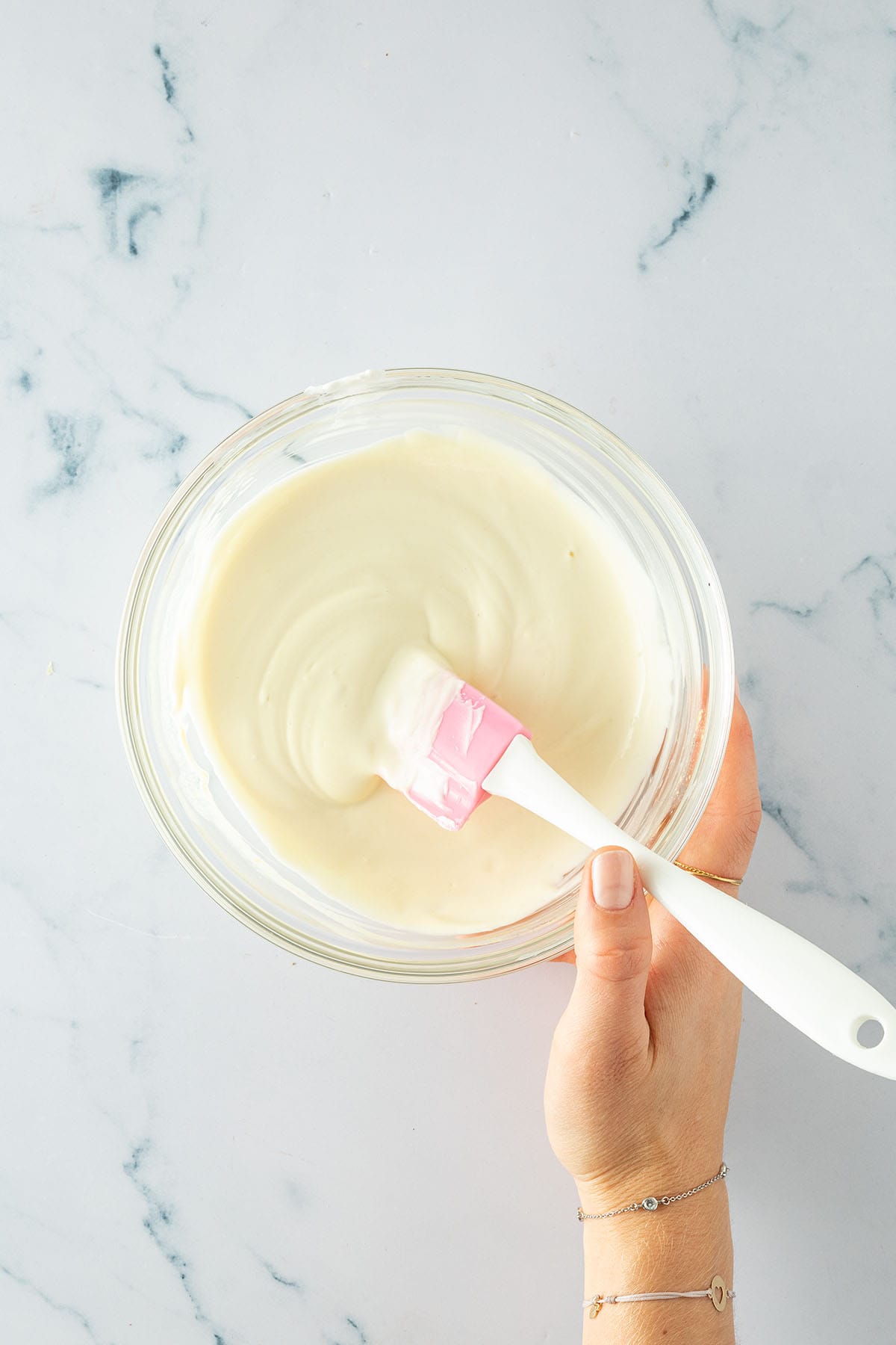 Sch&uuml;ssel mit cremigen Joghurt-Dressing.