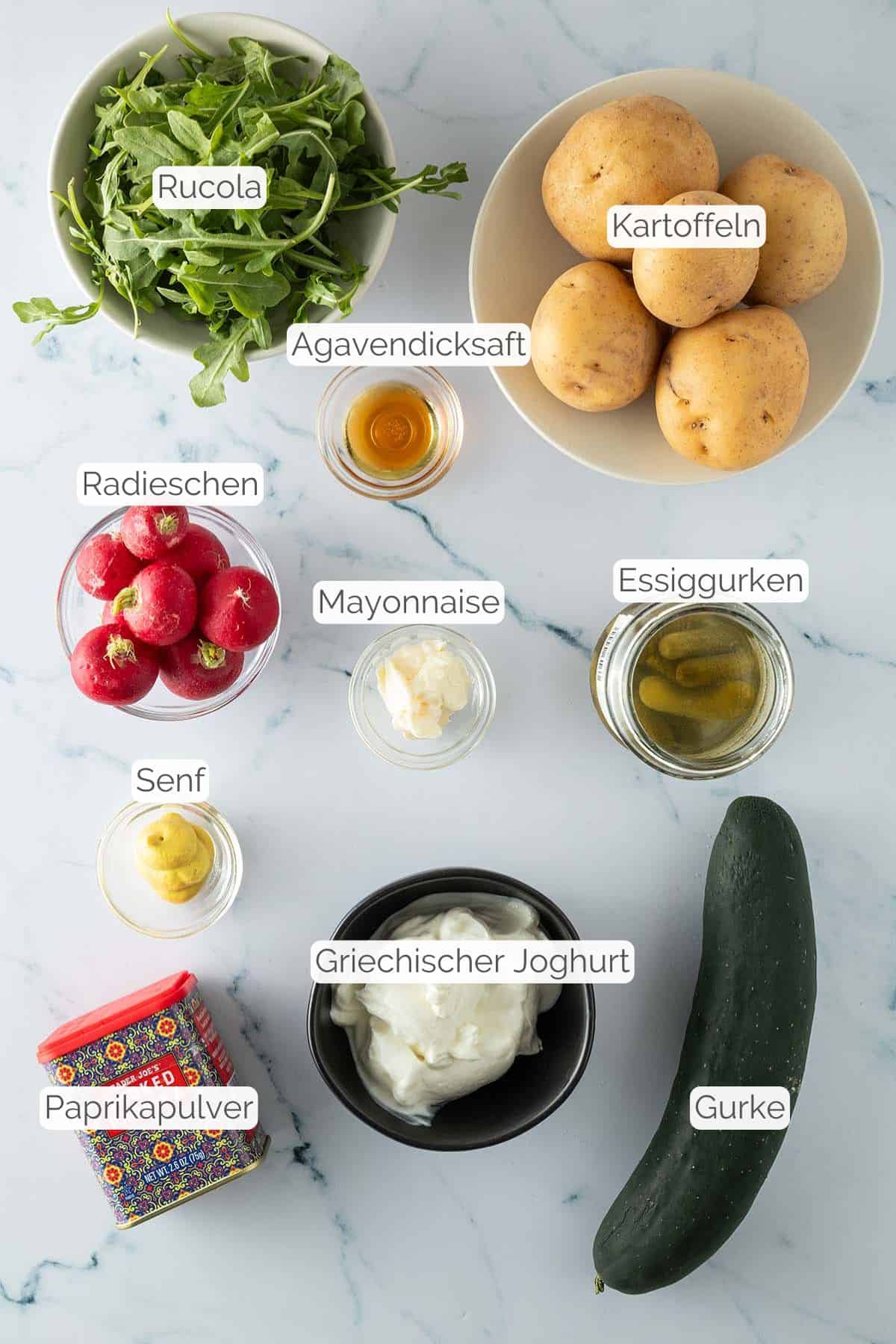 Alle Zutaten mit Textbeschriftungen, die f&uuml;r den knusprigen Kartoffelsalat mit smashed Potatoes ben&ouml;tigt werden.