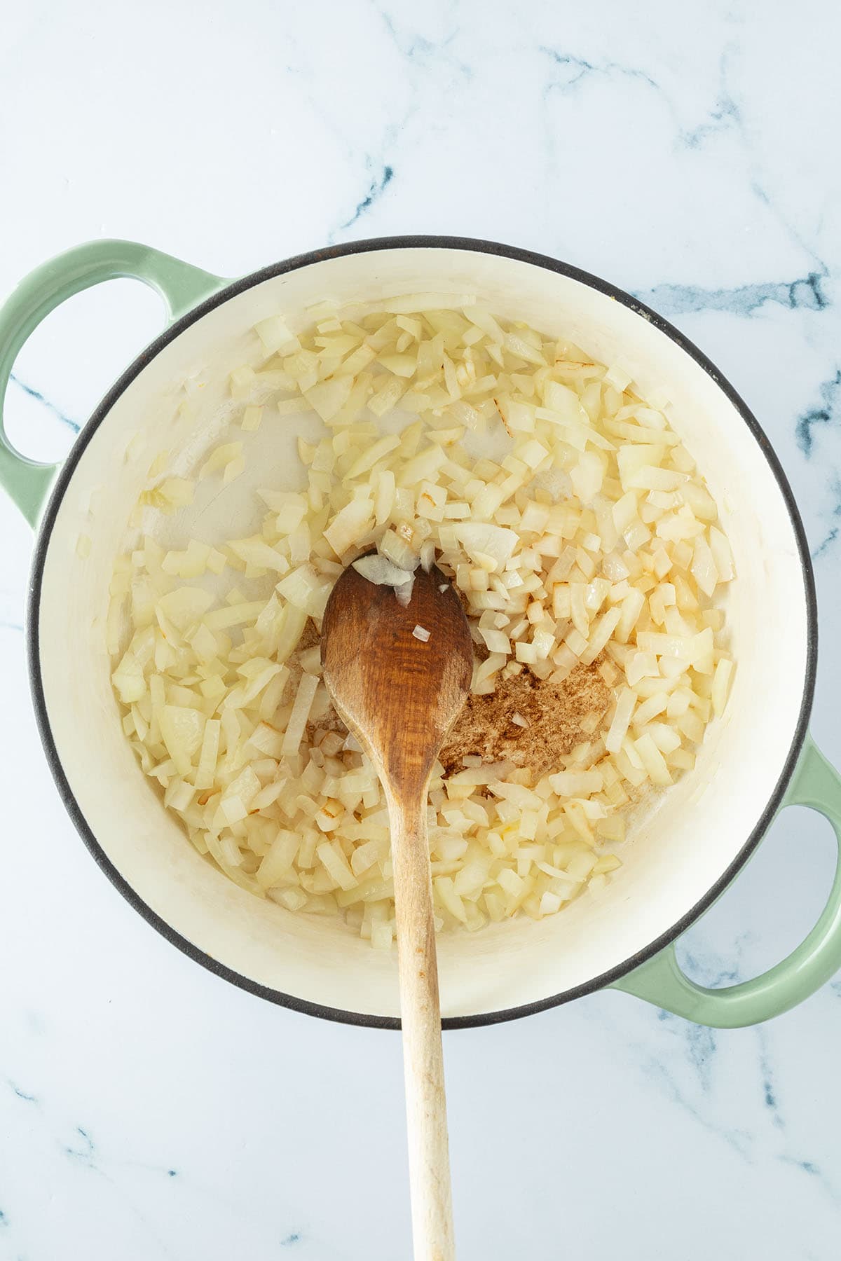 Glasig angebratene Zwiebelw&uuml;rfel in einem Topf.