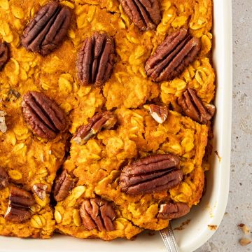 Eine Portion Baked Oats wird mit einem L&ouml;ffel aus der Auflaufform herausgenommen.