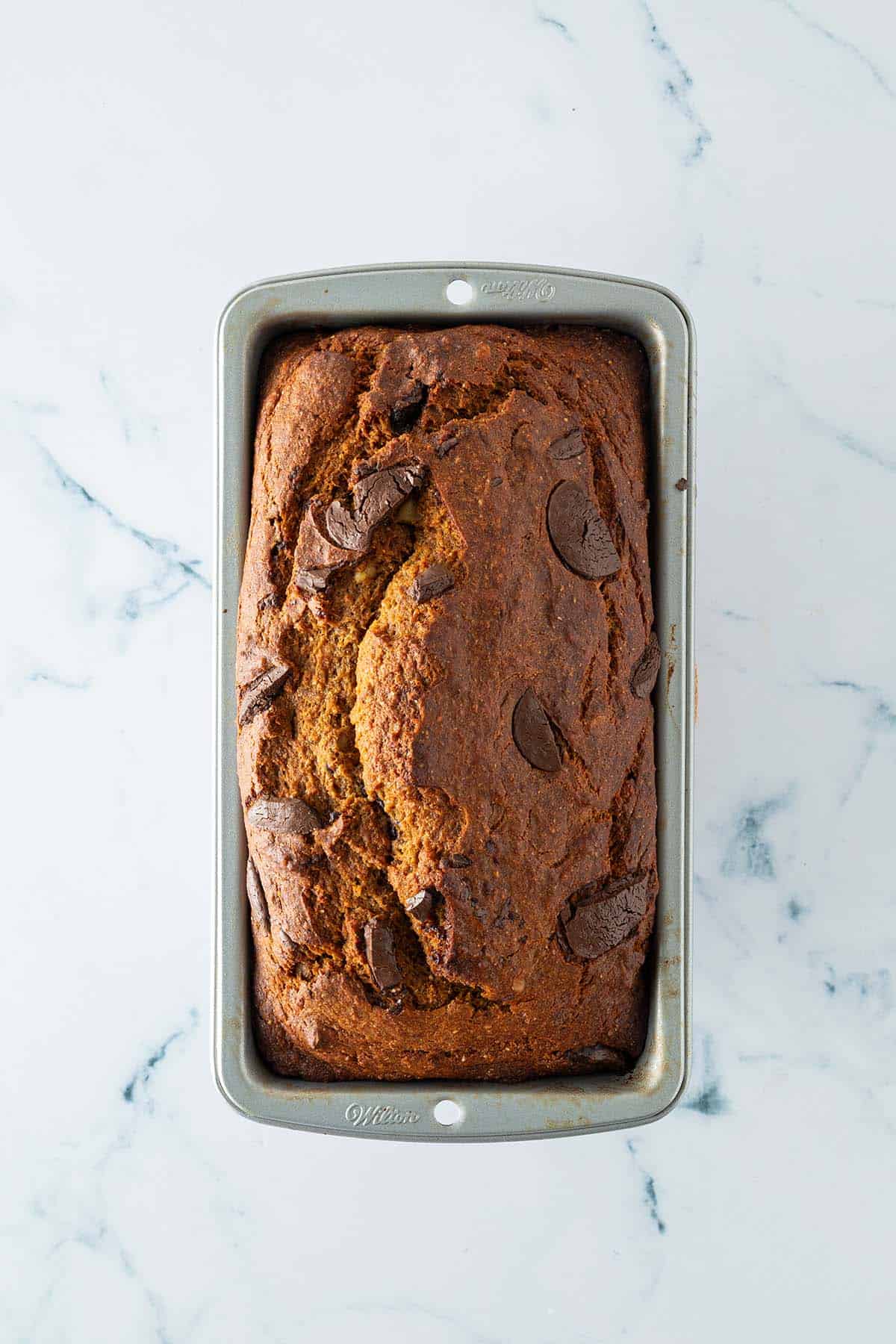 Fertig gebackenes K&uuml;rbis Bananenbrot in einer Kastenform.