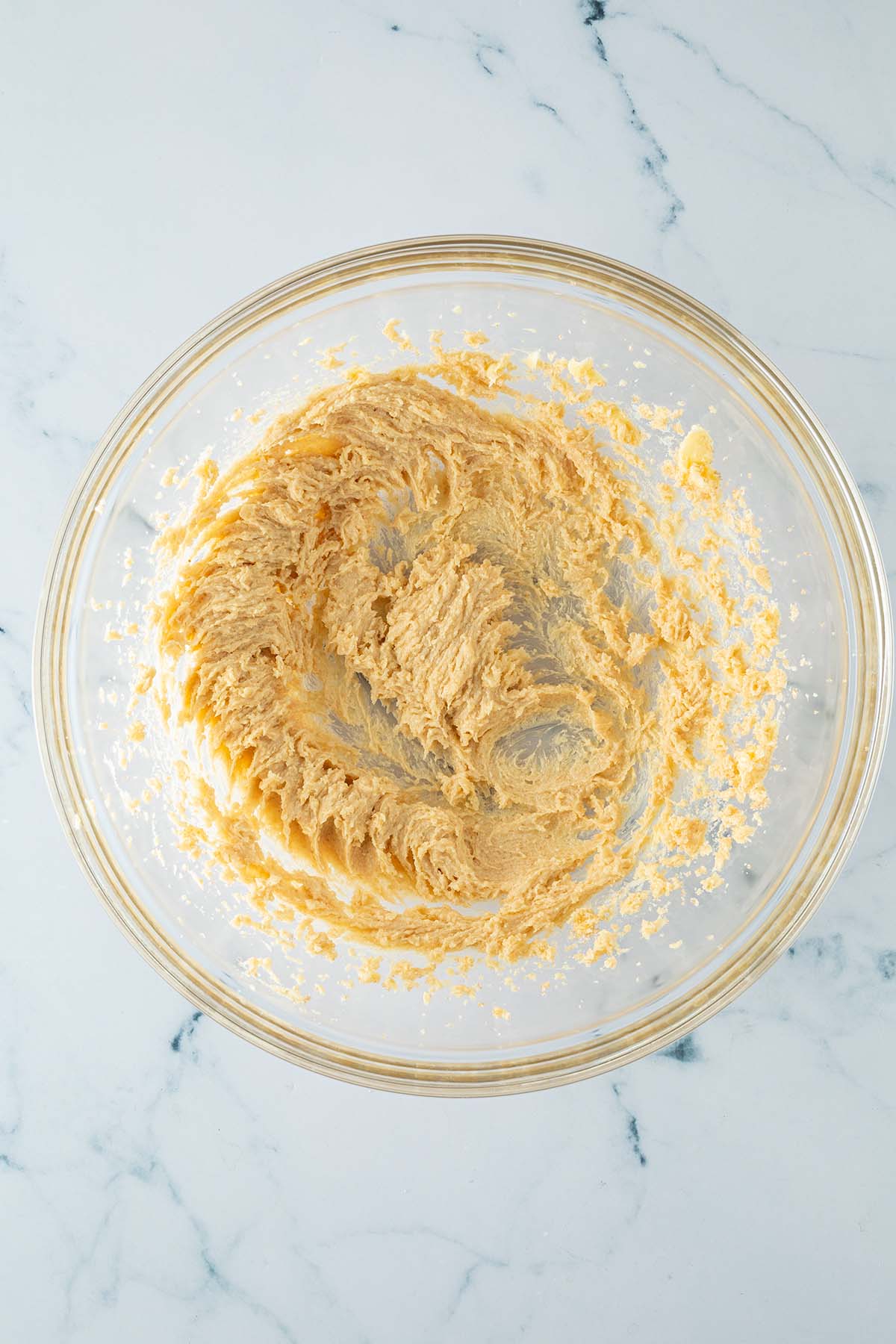 Butter und Zucker cremig in einer Sch&uuml;ssel miteinander verr&uuml;hrt.