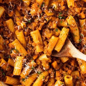 Rigatoni Nudeln in einer cremigen, deftigen K&uuml;rbis-Bolognese.