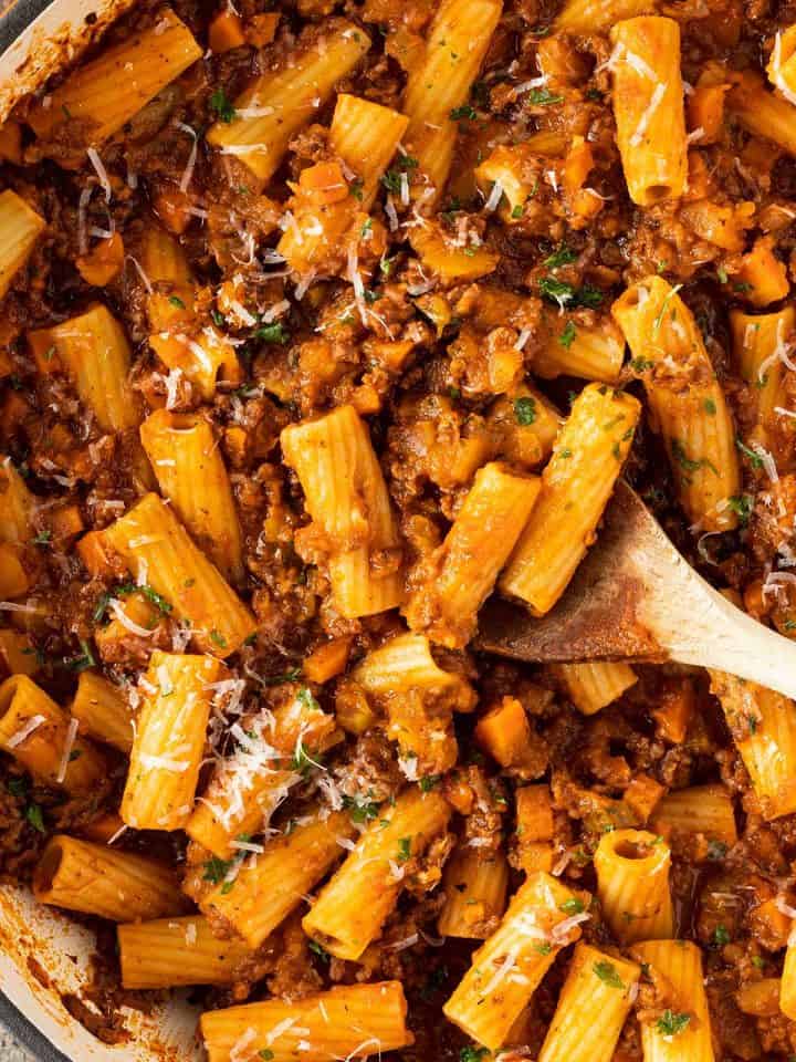 Rigatoni Nudeln in einer cremigen, deftigen K&uuml;rbis-Bolognese.