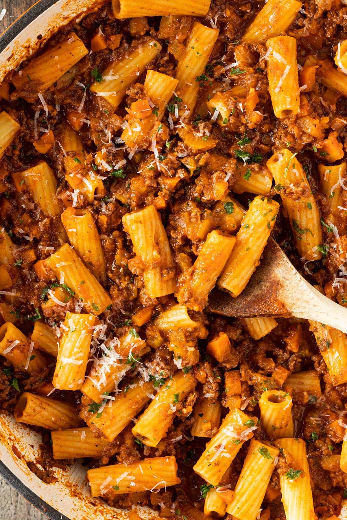 Rigatoni Nudeln in einer cremigen, deftigen K&uuml;rbis-Bolognese.