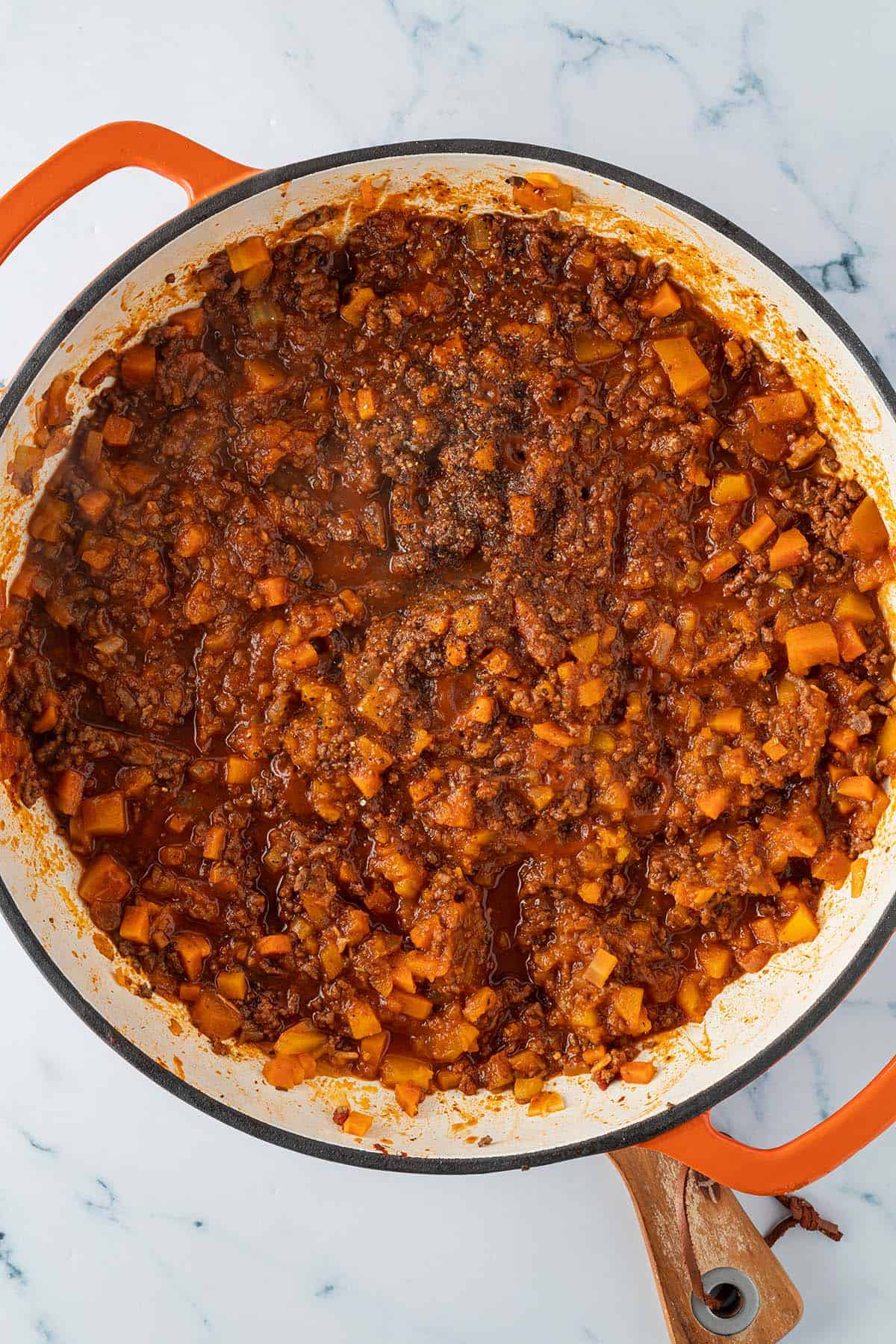 Fertige K&uuml;rbis-Bolognese mit einer cremigen Hackfleischsauce.