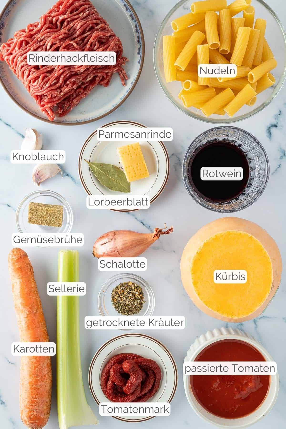 Alle Zutaten mit jeweiligen Textbeschriftungen, die f&uuml;r die K&uuml;rbis Bolognese ben&ouml;tigt werden.