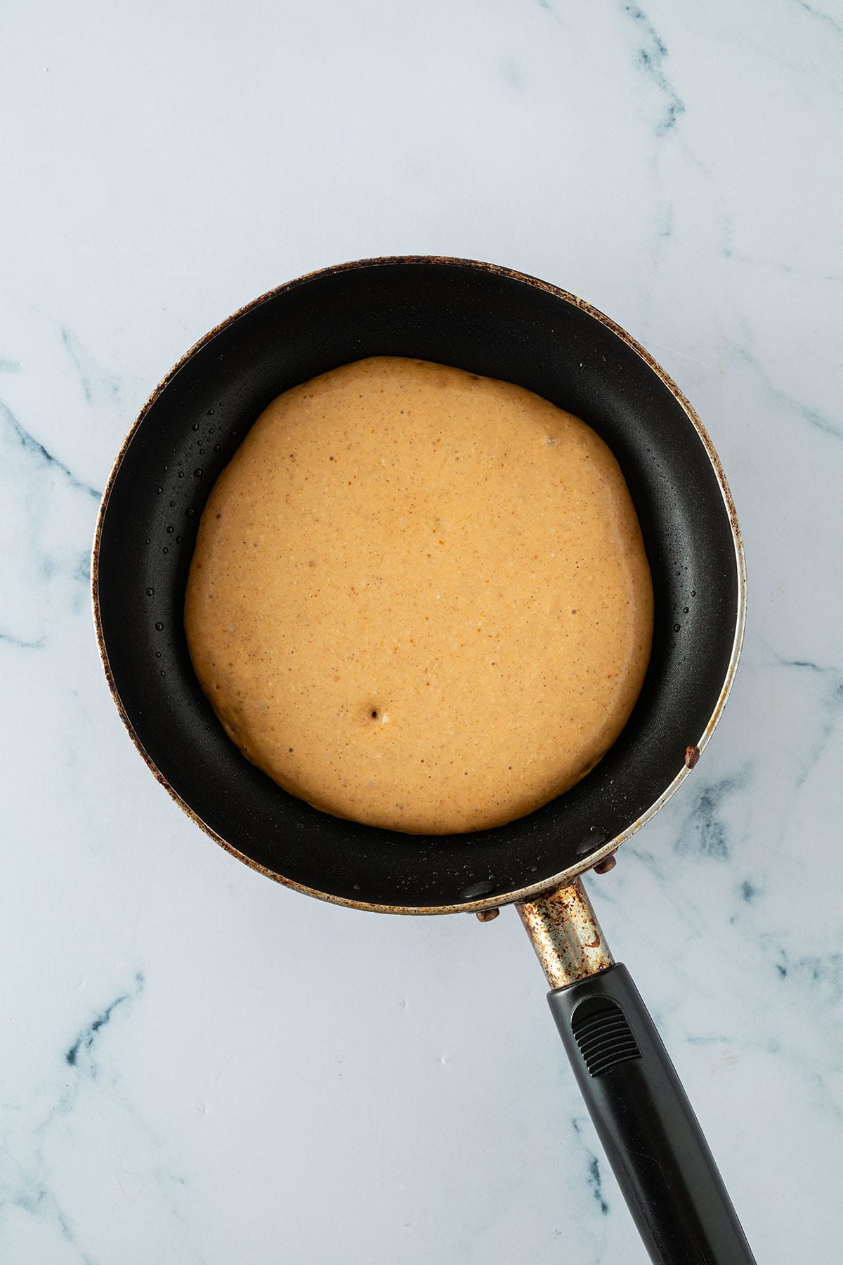 Ein Pancake in einer kleinen Pfanne.
