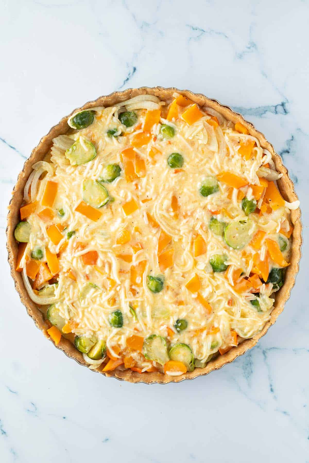 Quiche mit Rosenkohl und K&uuml;rbis vor dem Backen.