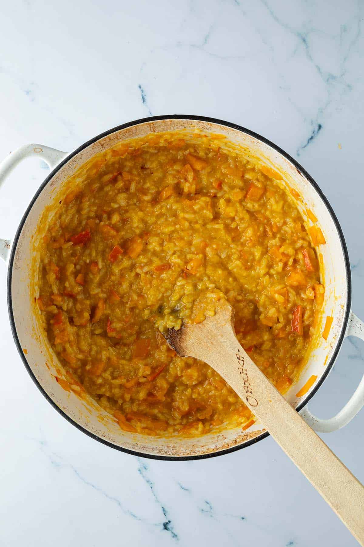 Fertiges K&uuml;rbisrisotto in einem gro&szlig;en Topf.
