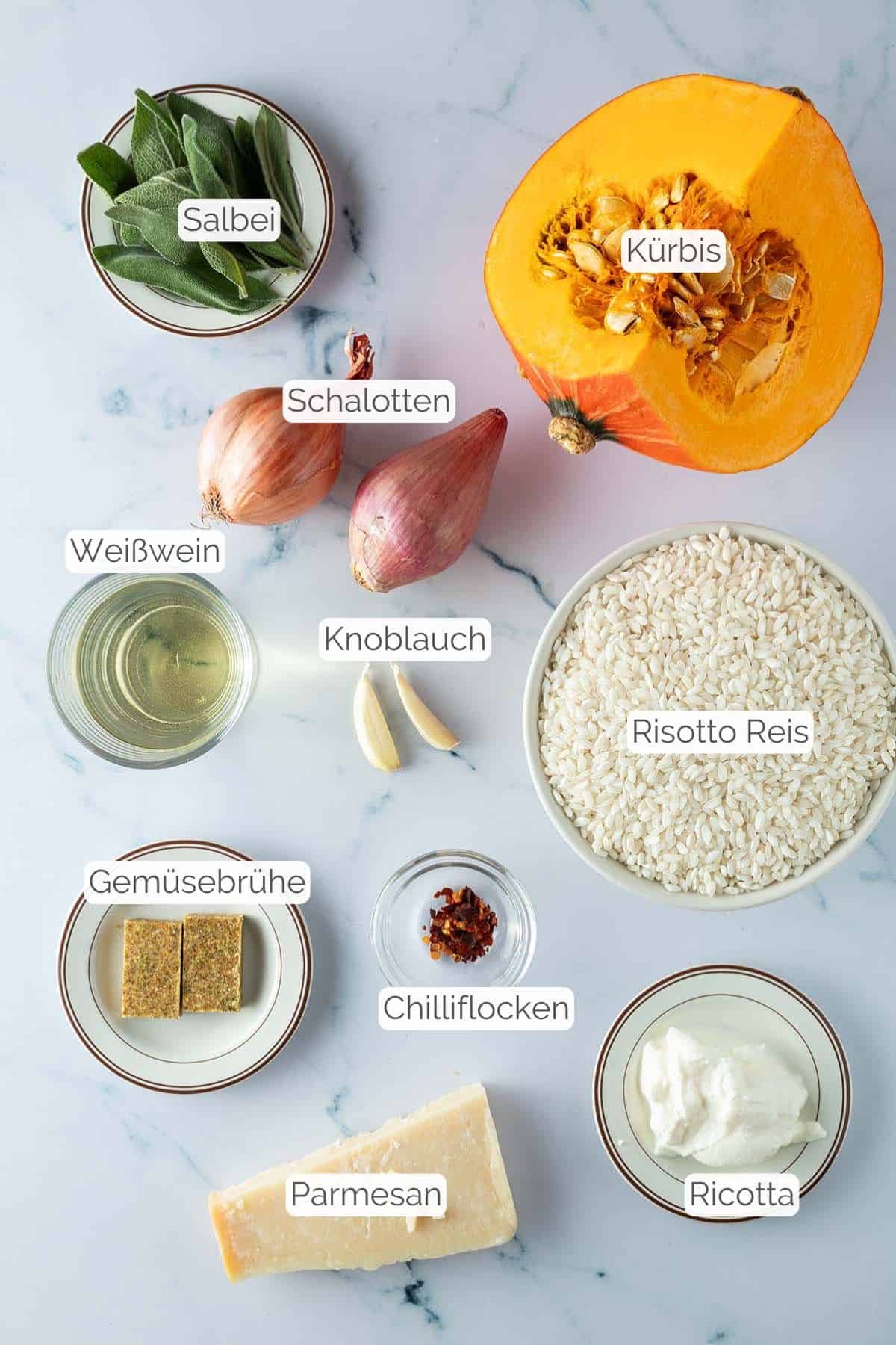 Alle Zutaten mit Textbeschriftungen, die f&uuml;r das italienische K&uuml;rbis Risotto ben&ouml;tigt werden.