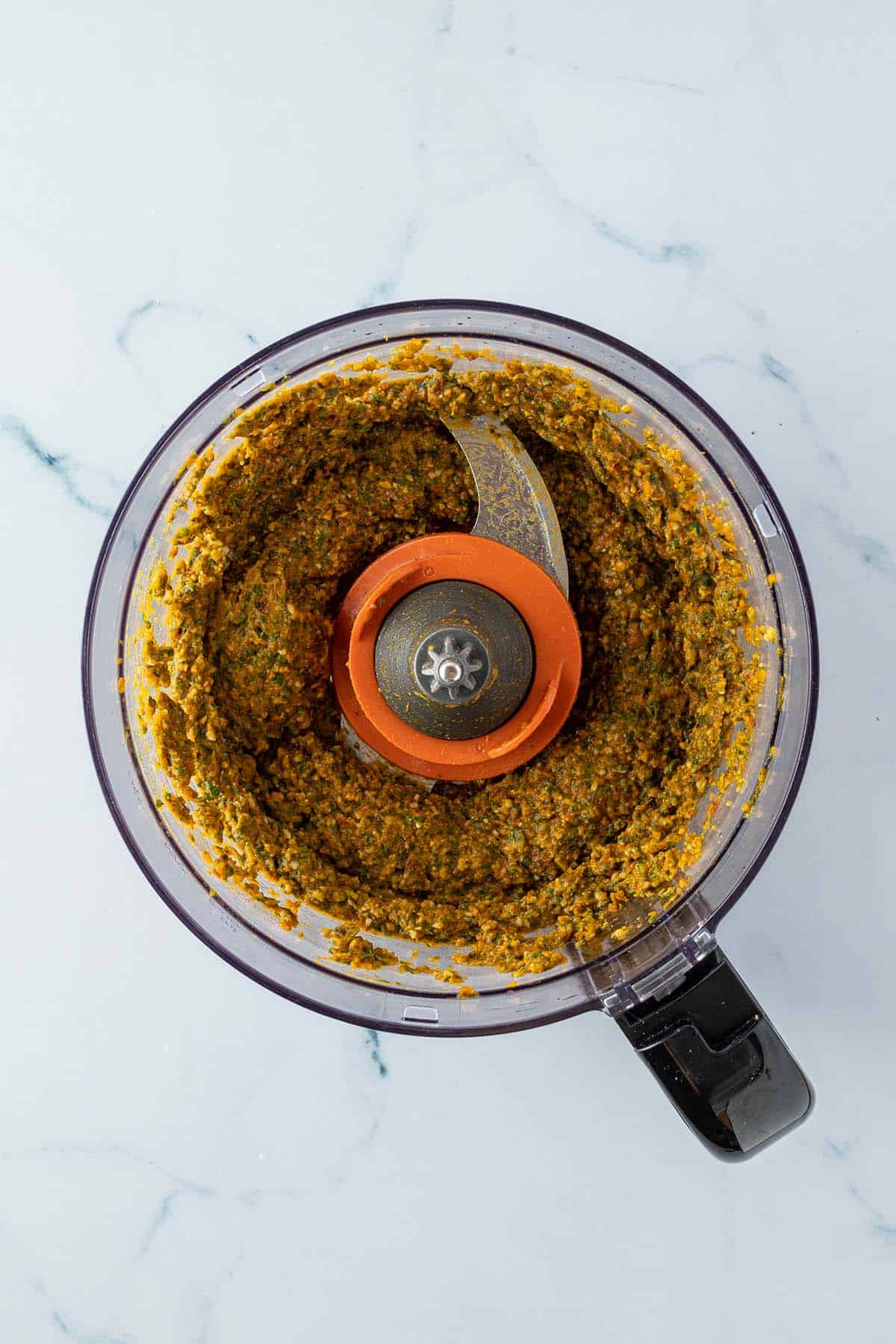 Ein Mixer mit einem fein p&uuml;riertes, aber dennoch noch leicht st&uuml;ckigem Pesto.