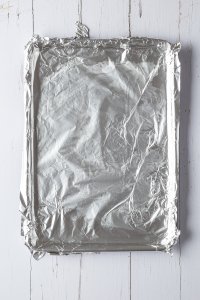 Ein mit Alufolie ausgelegtes Backblech.