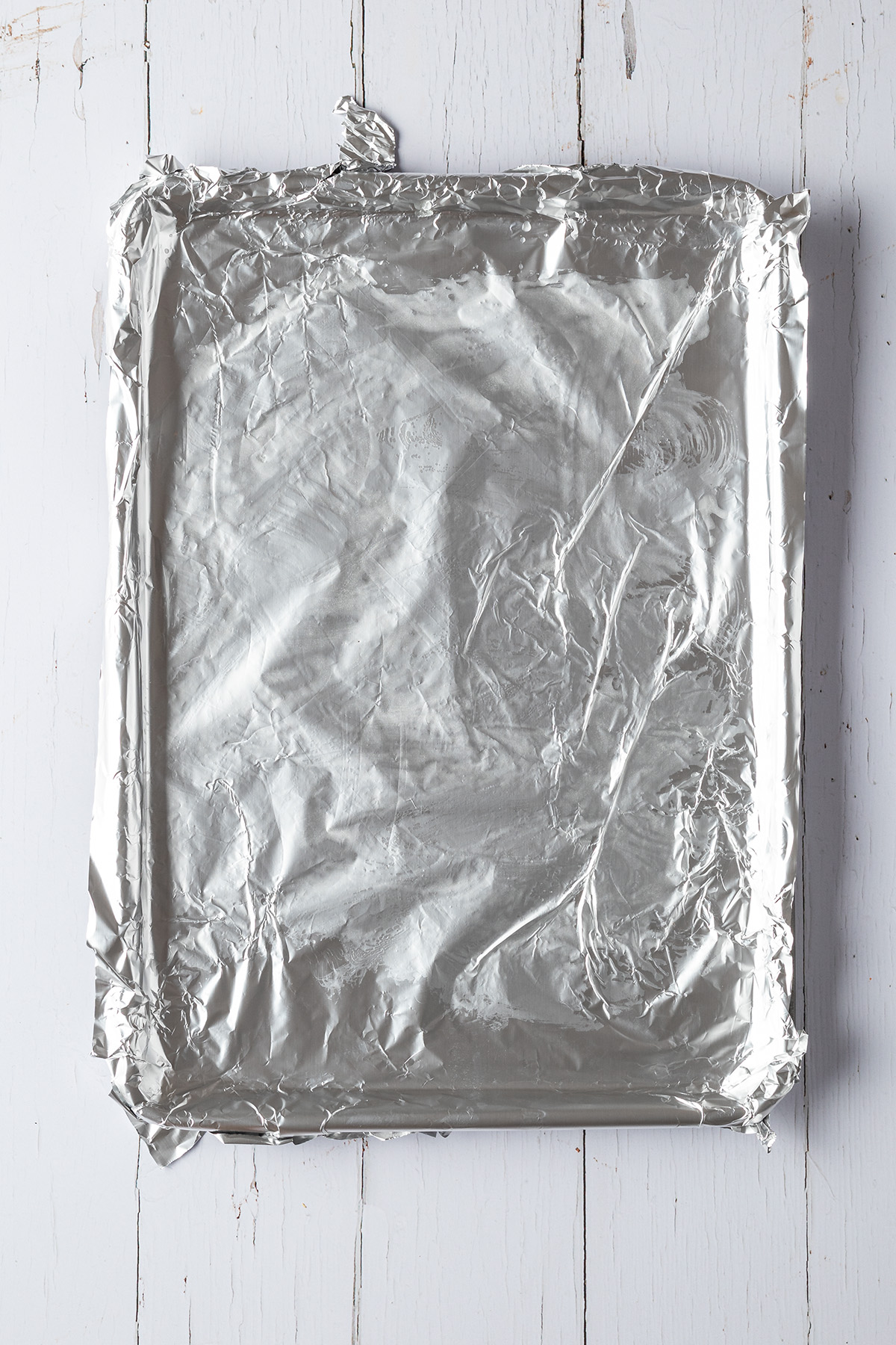 Ein mit Alufolie ausgelegtes Backblech.