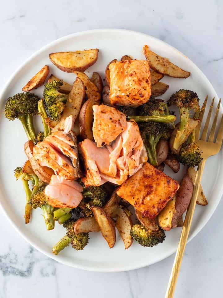 Teller mit Lachs, Kartoffeln und Brokkoli aus dem Ofen.