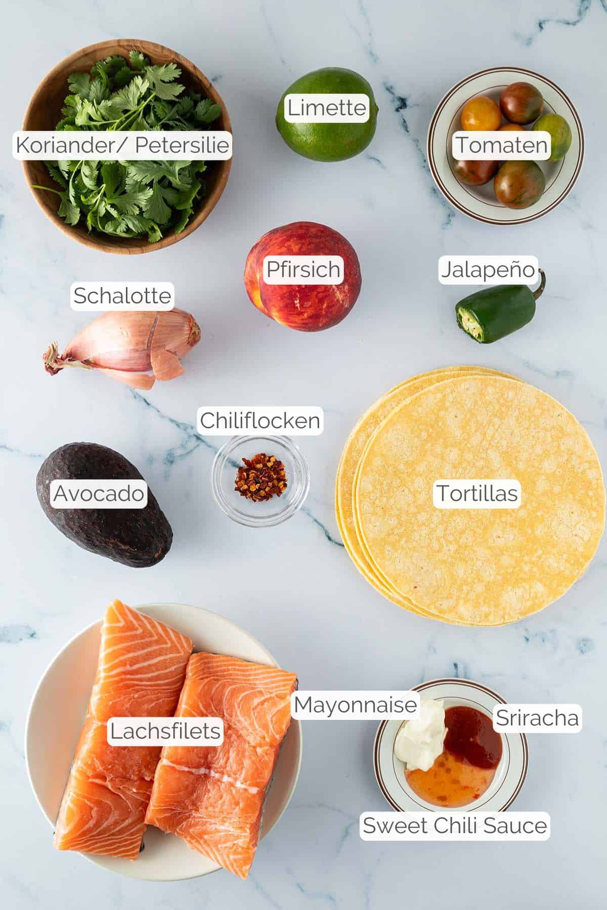 Alle Zutaten mit jeweiligen Textbeschriftungen, die f&uuml;r die Lachs Tacos mit Pfirsich Salsa und Bang Bang Marinade ben&ouml;tigt werden.