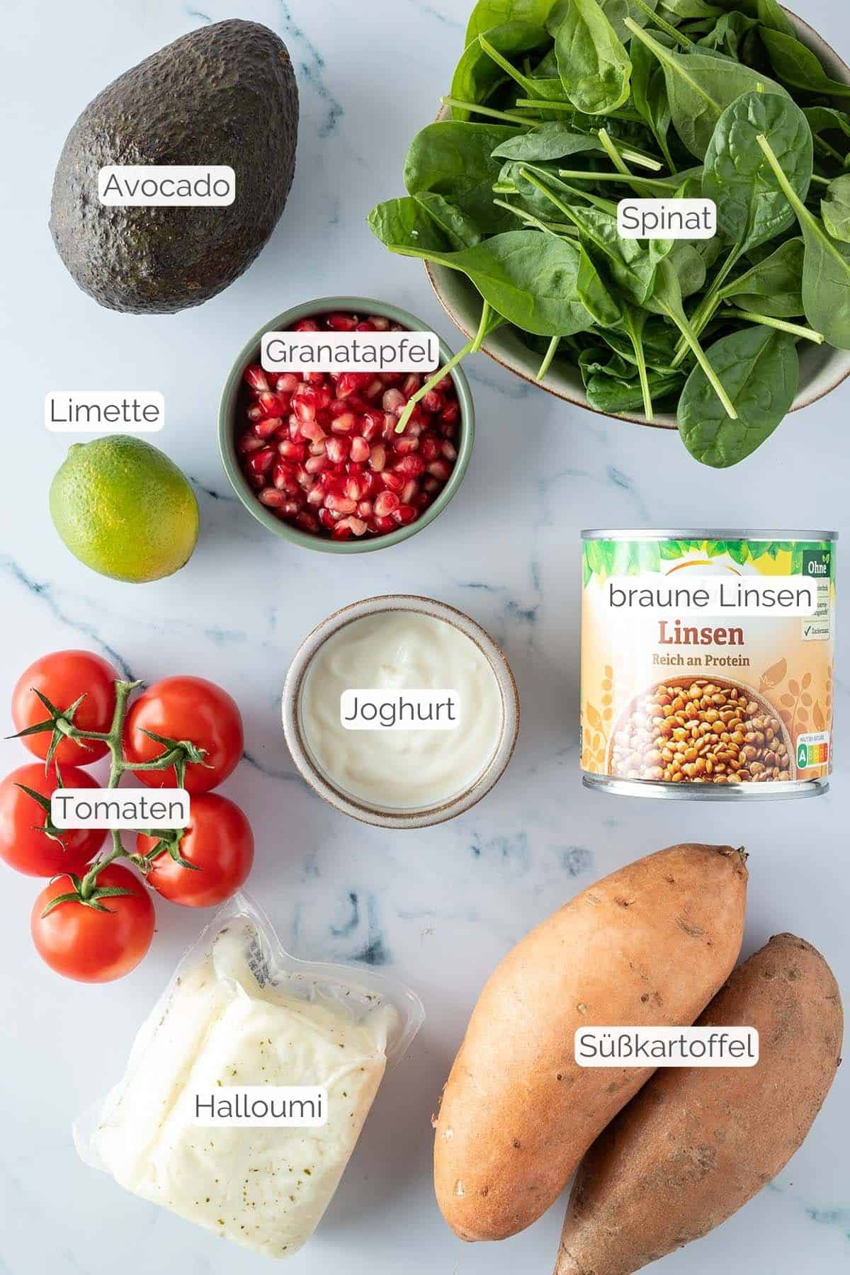 Alle Zutaten mit jeweiligen Textbeschriftungen, die f&uuml;r den lauwarmen Linsensalat ben&ouml;tigt werden.