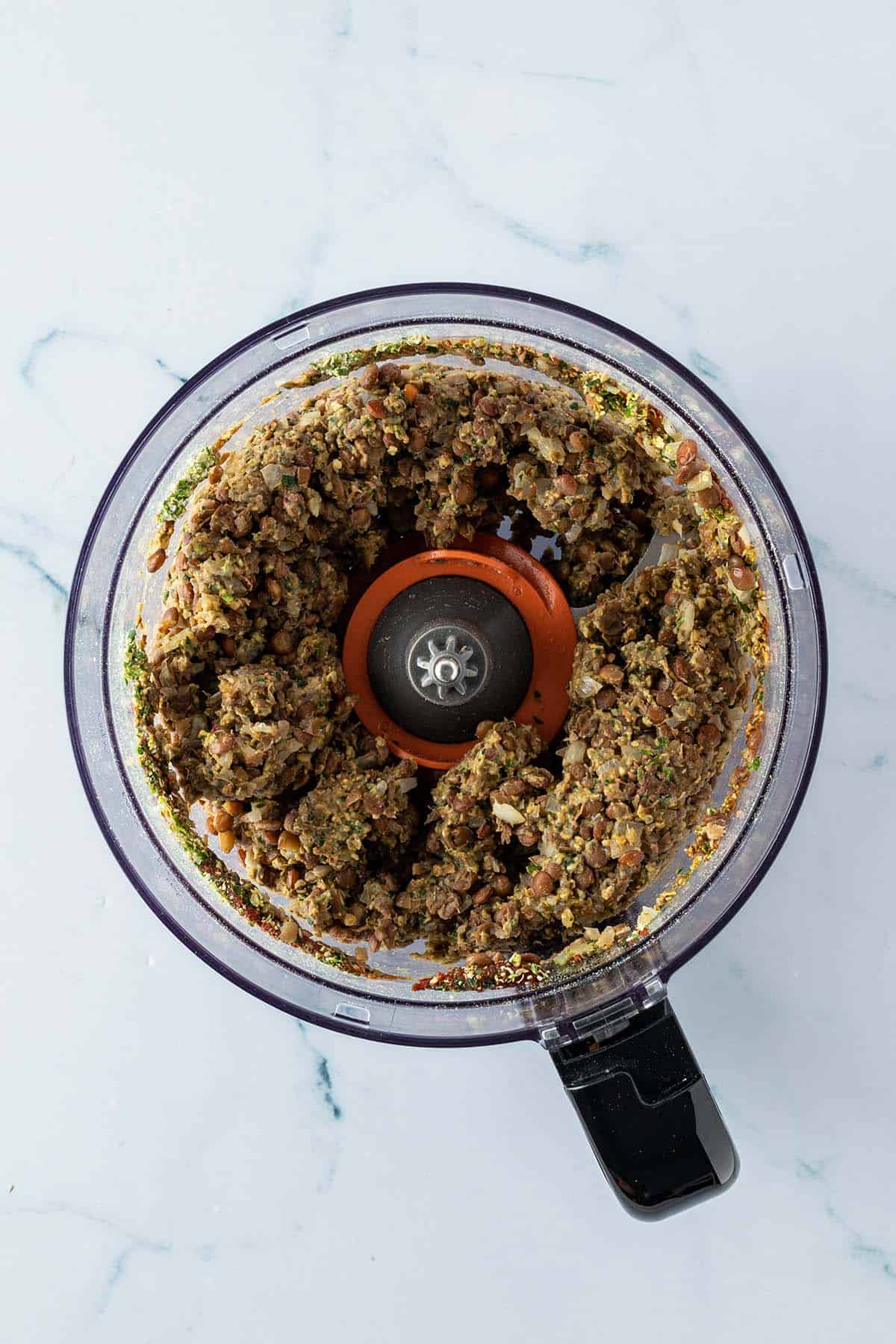 Stickiger Teig f&uuml;r die Linsenb&auml;llchen in einem Food Processor.