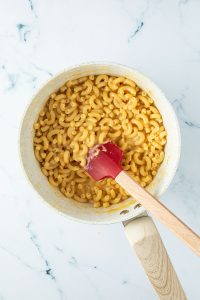 Nudeln in einer cremigen K&auml;sesauce in einem Topf.