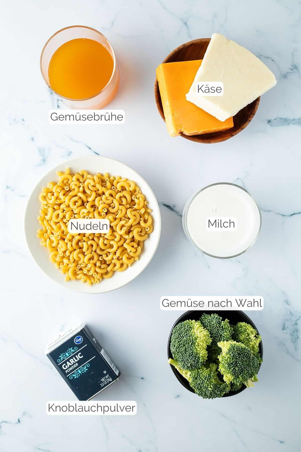 Alle Zutaten mit jeweiligen Textbeschriftungen, die f&uuml;r gesunde Mac and Cheese ben&ouml;tigt werden.