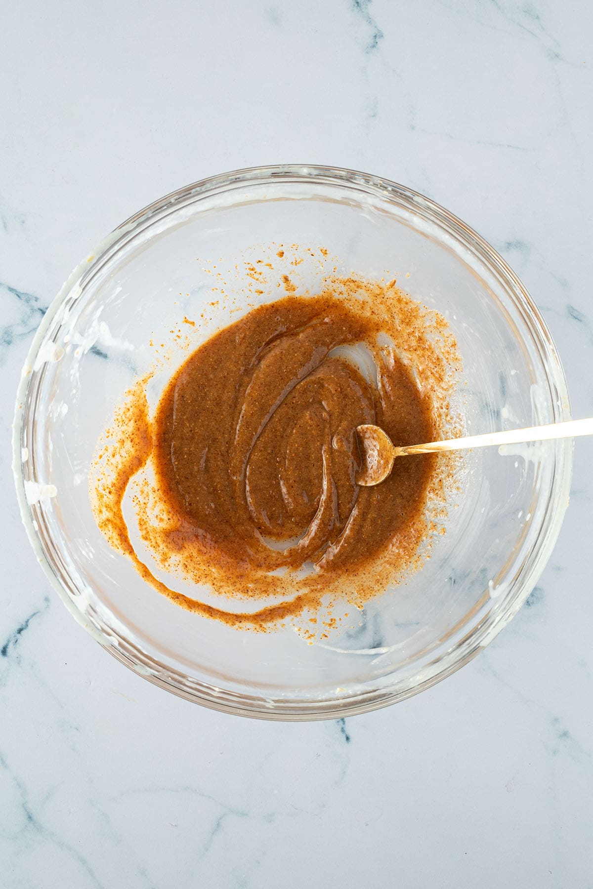 Sch&uuml;ssel mit einer cremig anger&uuml;hrten Mandelmus-Mischung.
