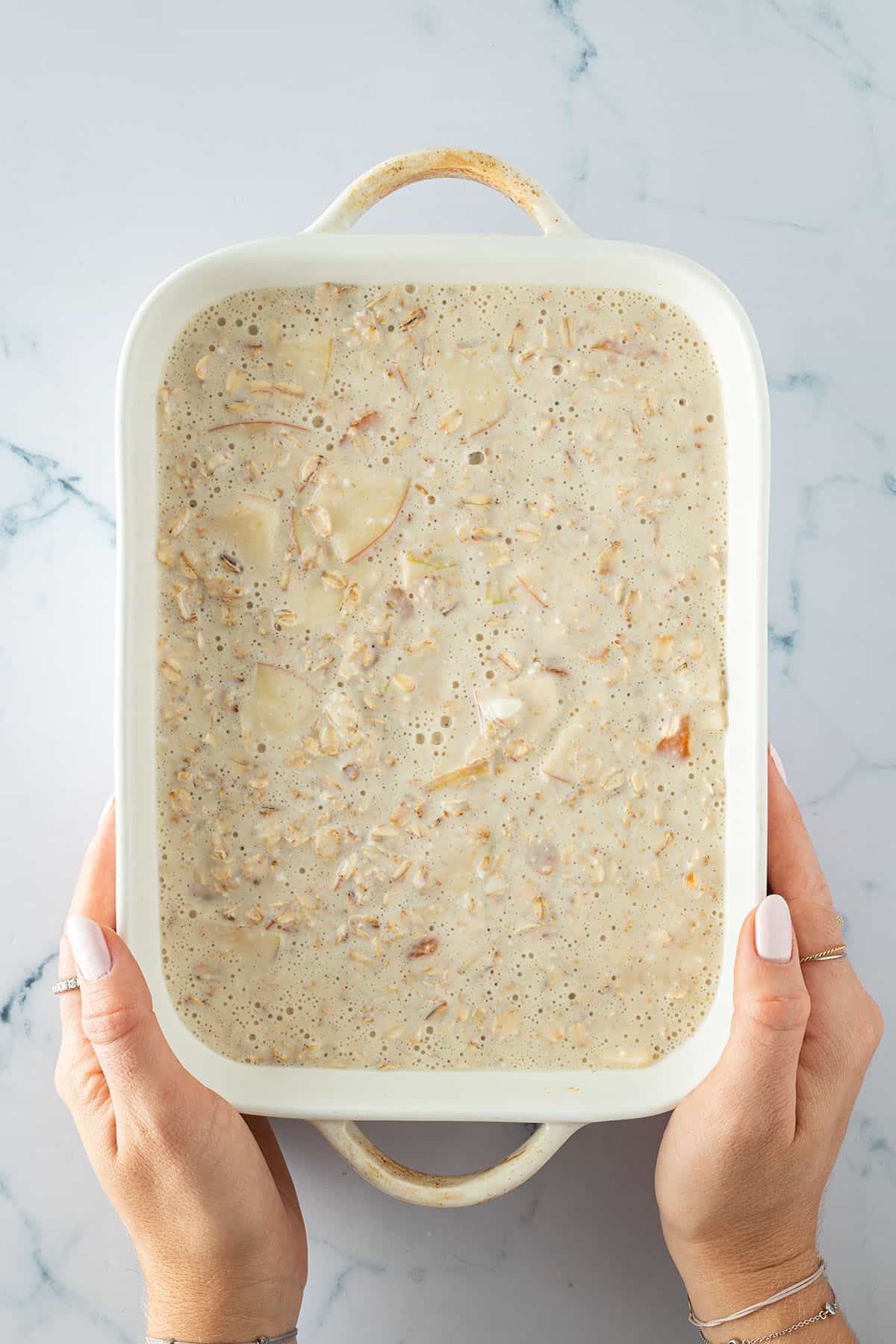 Ungebackene Haferflocken-Mischung f&uuml;r die Mandel-Croissant Baked Oats in einer Auflaufform.