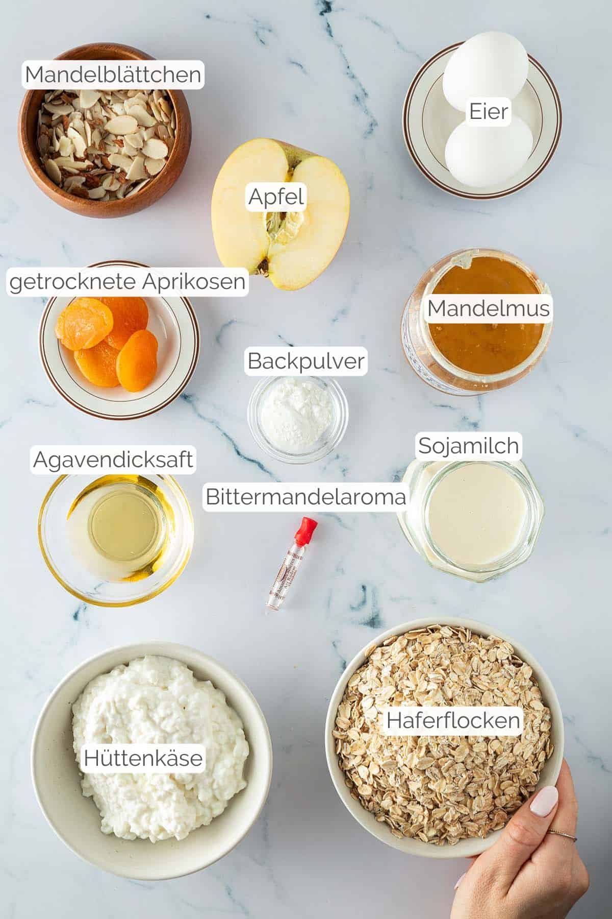 Zutaten mit jeweiligen Textbeschriftungen, die f&uuml;r das Mandel Croissant Baked Oatmeal Rezept ben&ouml;tigt werden.