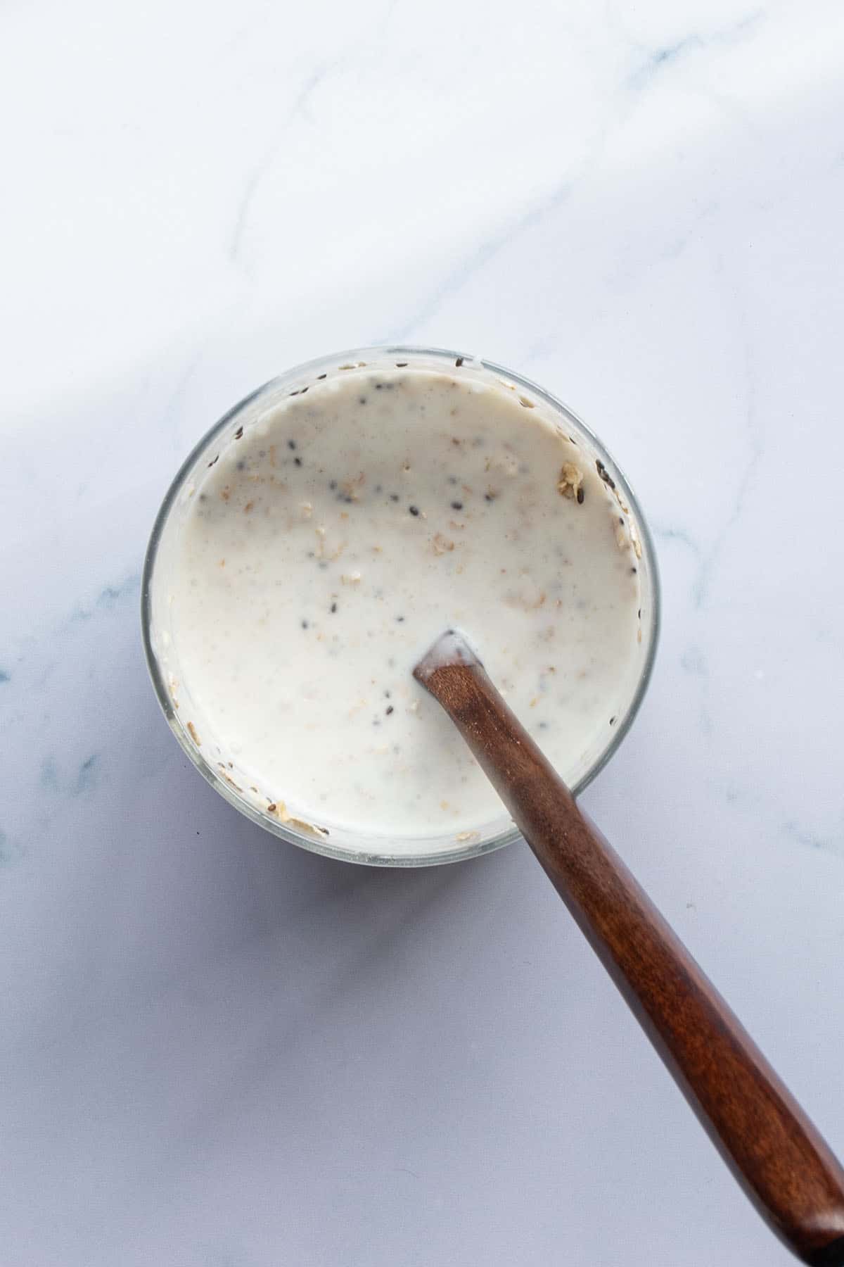 Alle Zutaten f&uuml;r die Mango Overnight Oats wurden in einem Glas verr&uuml;hrt.