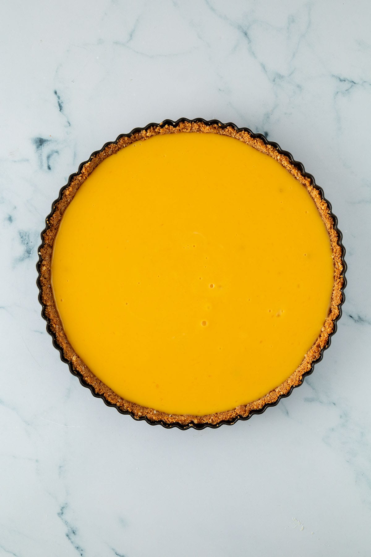 Fertig gebackene Maracuja Tarte mit einem Keksboden.
