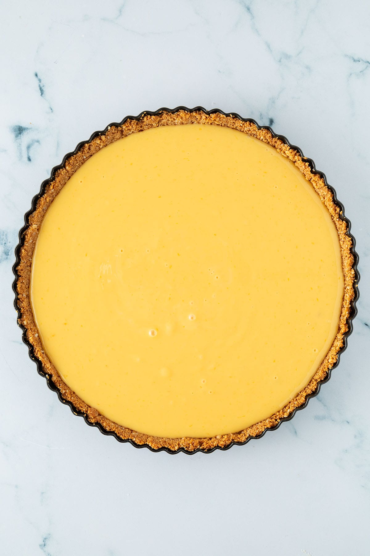 Maracuja Pie F&uuml;llung wurde in die vorgebackene Pie Crust gef&uuml;llt.