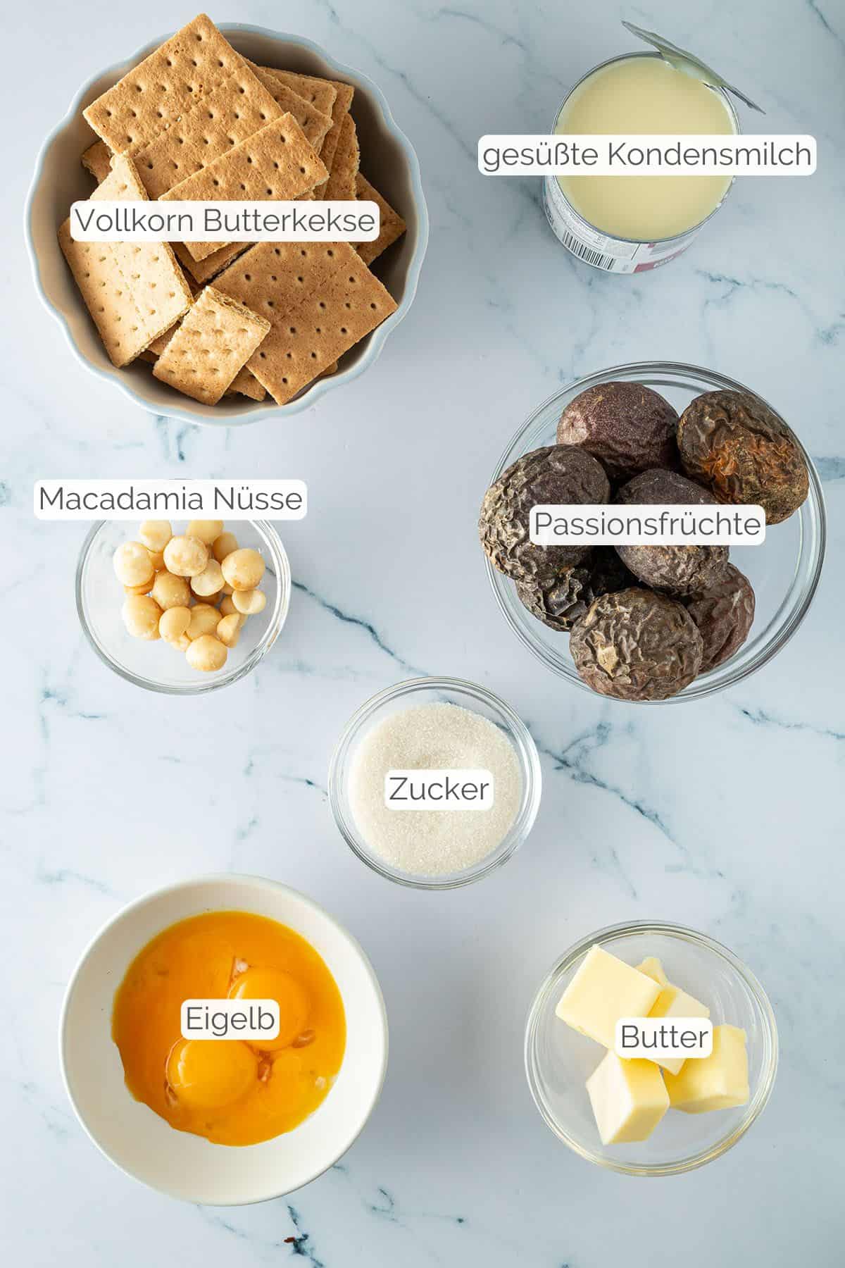 Alle Zutaten mit jeweiligen Textbeschriftungen, die f&uuml;r die Maracuja Tarte ben&ouml;tigt werden.