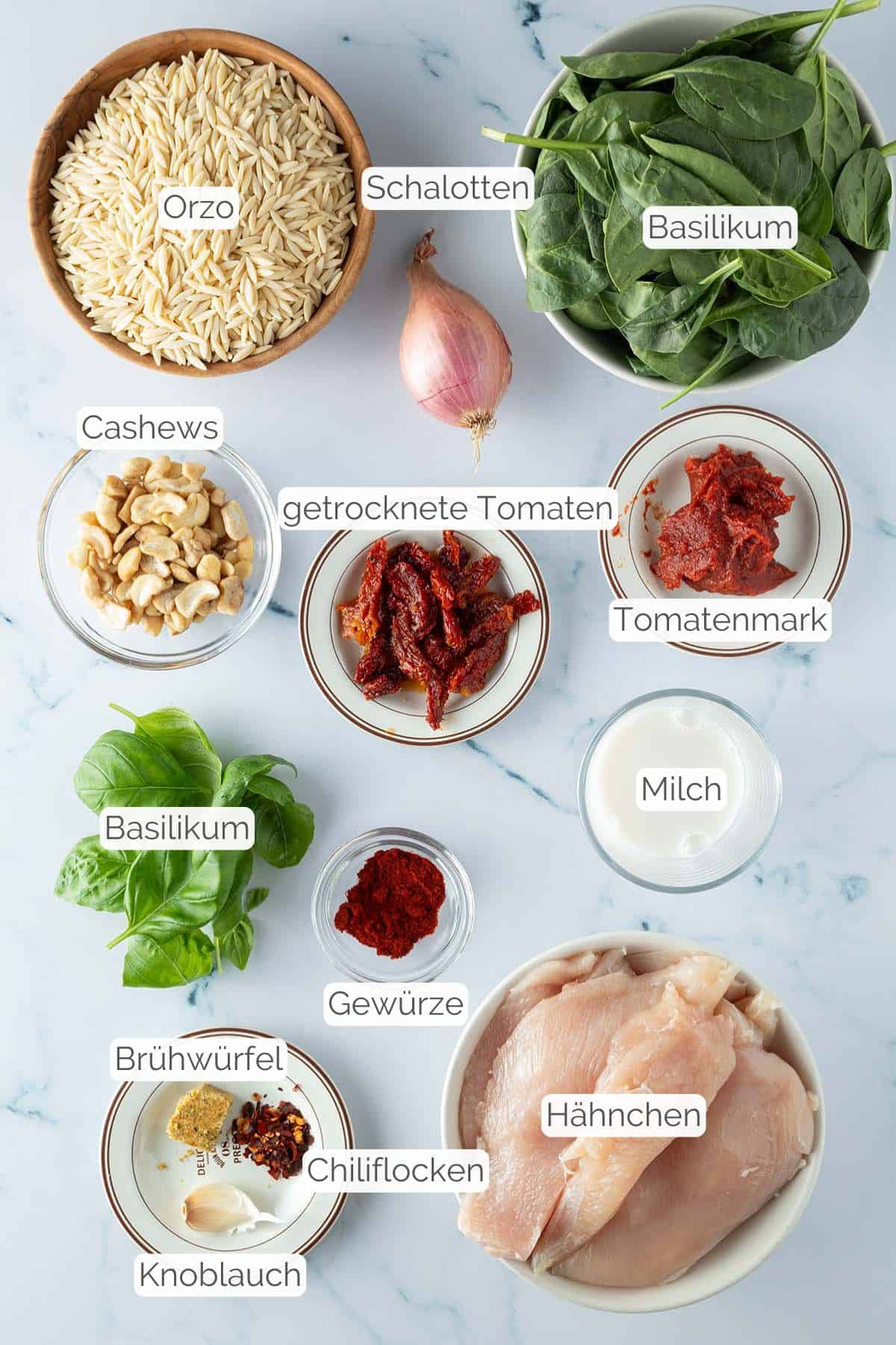 Alle Zutaten mit Textbeschriftungen, die f&uuml;r die Marry me Pasta mit H&auml;hnchen ben&ouml;tigt werden.