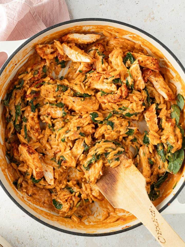 Marry me Pasta mit Chicken in einer gro&szlig;en Pfanne, Deko im Bildrand.
