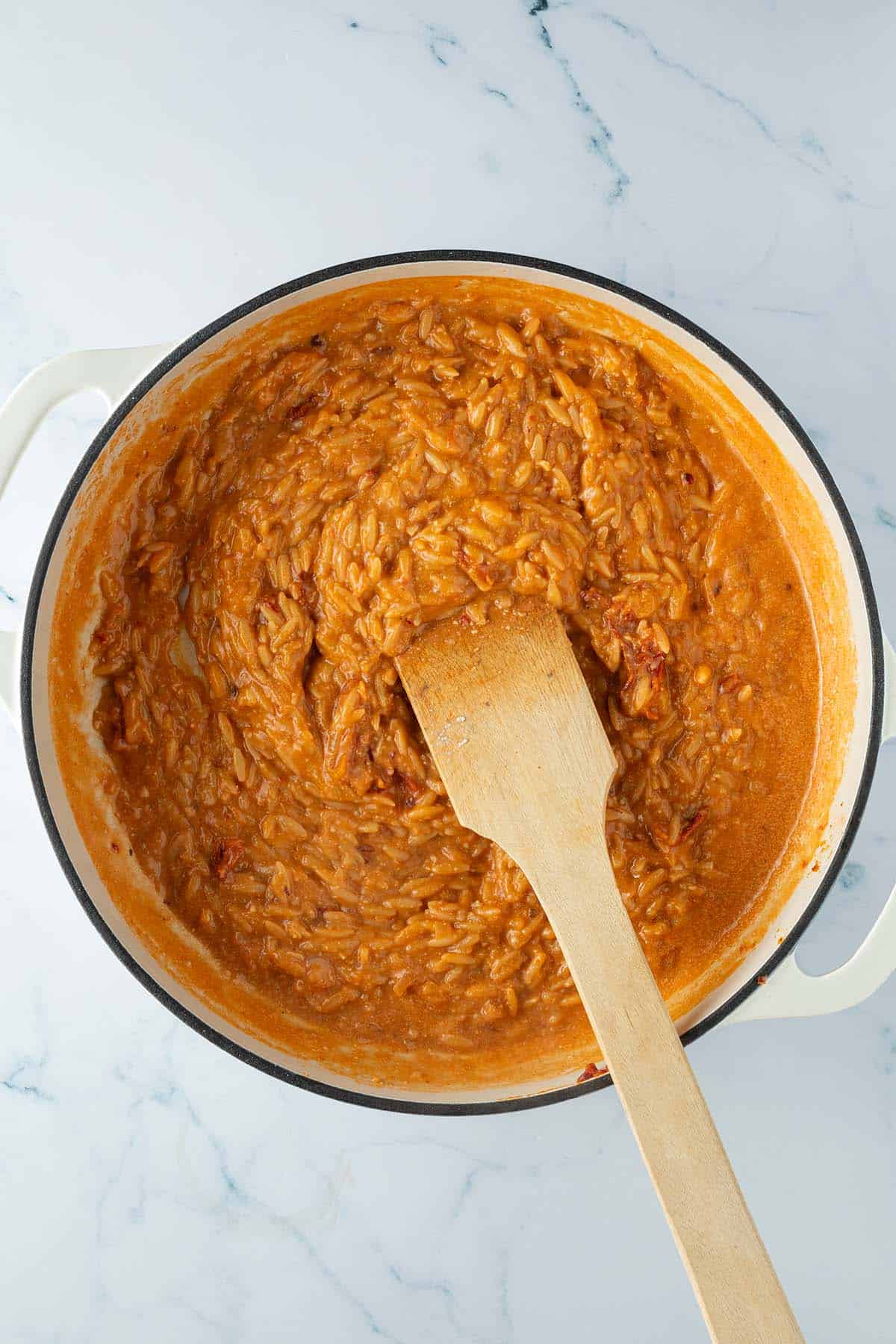Pfanne mit cremiger One Pot Tomatensauce mit kurzen Orzo Nudeln.