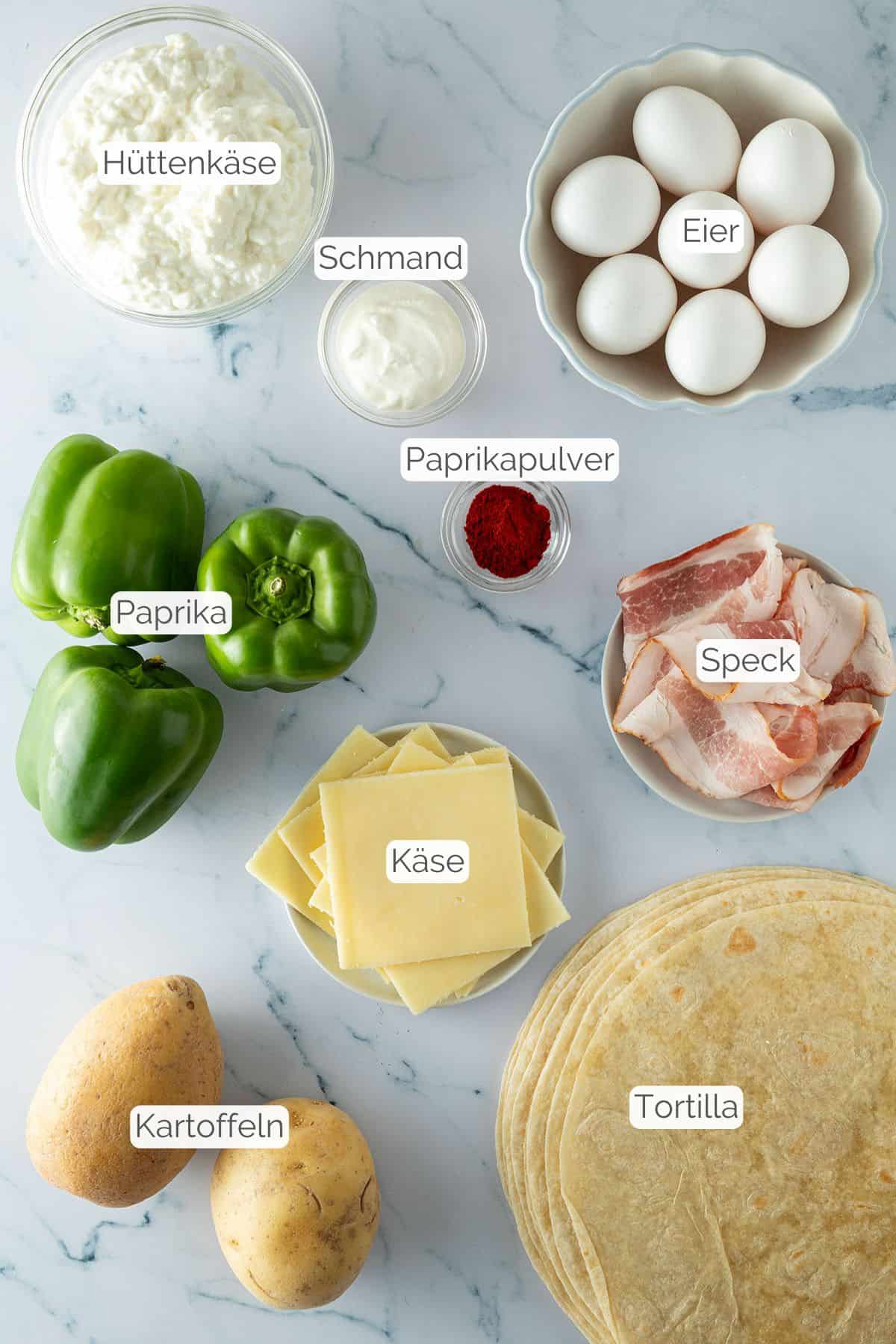 Alle Zutaten mit jeweiligen Textbeschriftungen, die f&uuml;r die herzhaften Meal Prep Fr&uuml;hst&uuml;ck Sandwiches ben&ouml;tigt werden.