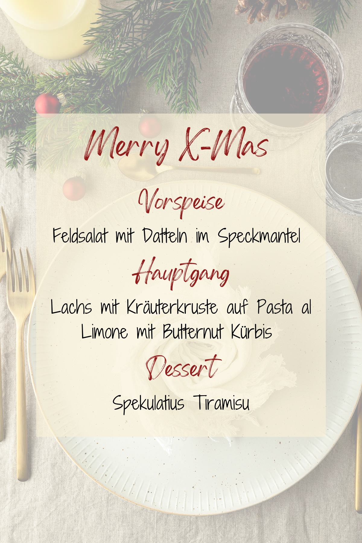 Im Hintergrund ein leicht verblasstes Bild eines weihnachtlich gedeckten Tisches mit dem Men&uuml;-Plan als Text Overlay dar&uuml;ber.