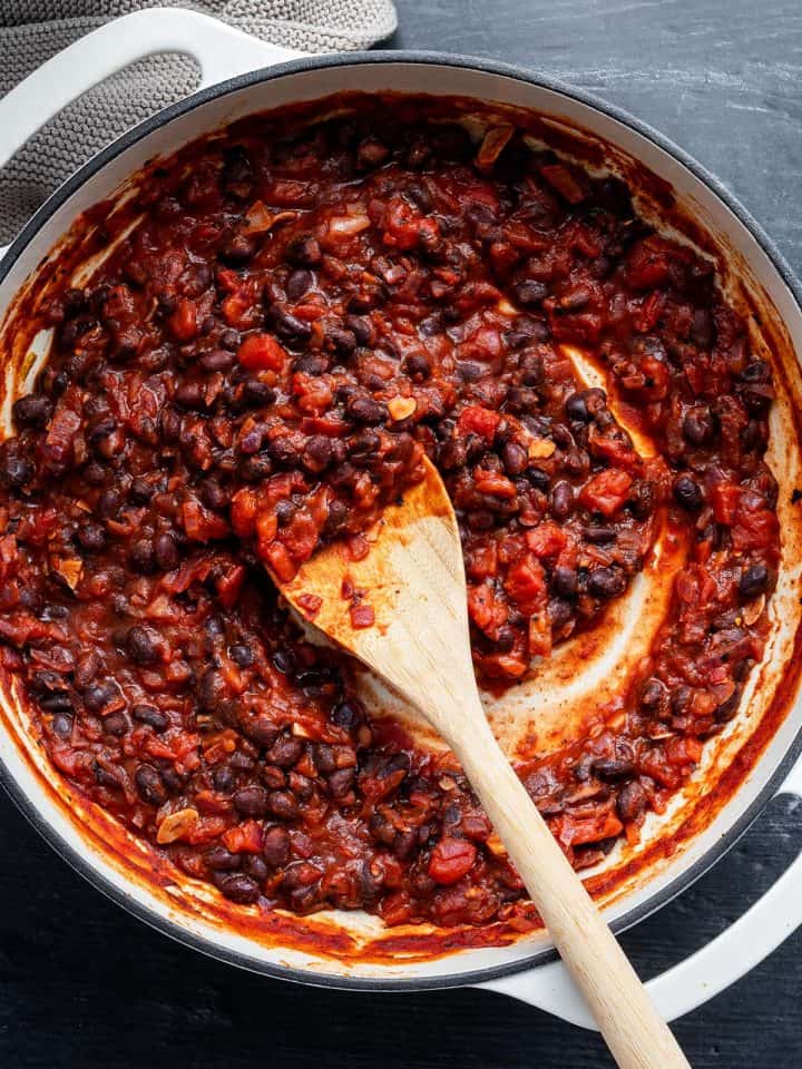 Mexikanische Bohnenpfanne in einer gro&szlig;en Pfanne.