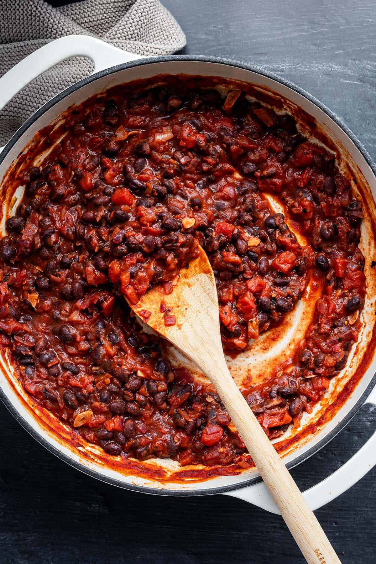 Mexikanische Bohnenpfanne in einer gro&szlig;en Pfanne.