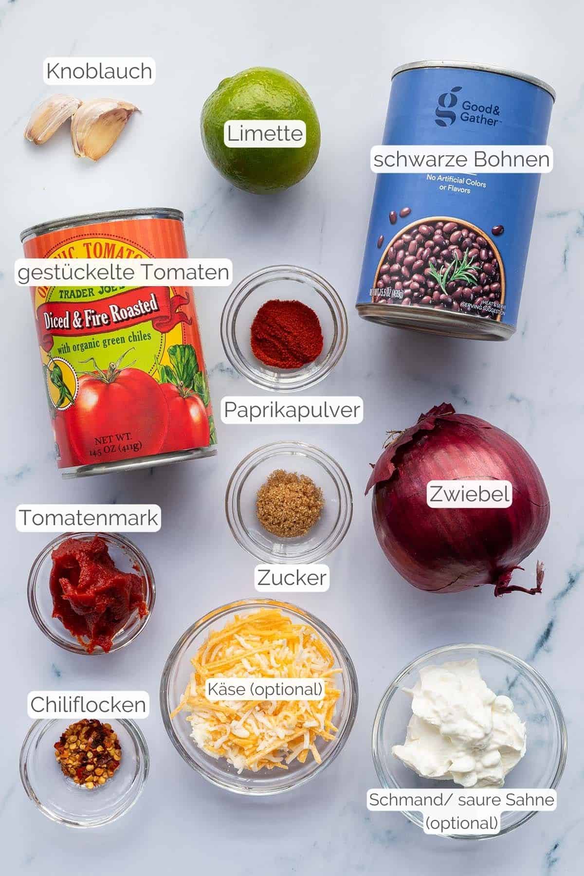 Alle Zutaten mit jeweiligen Textbeschriftungen, die f&uuml;r die mexikanische Bohnenpfanne ben&ouml;tigt werden.
