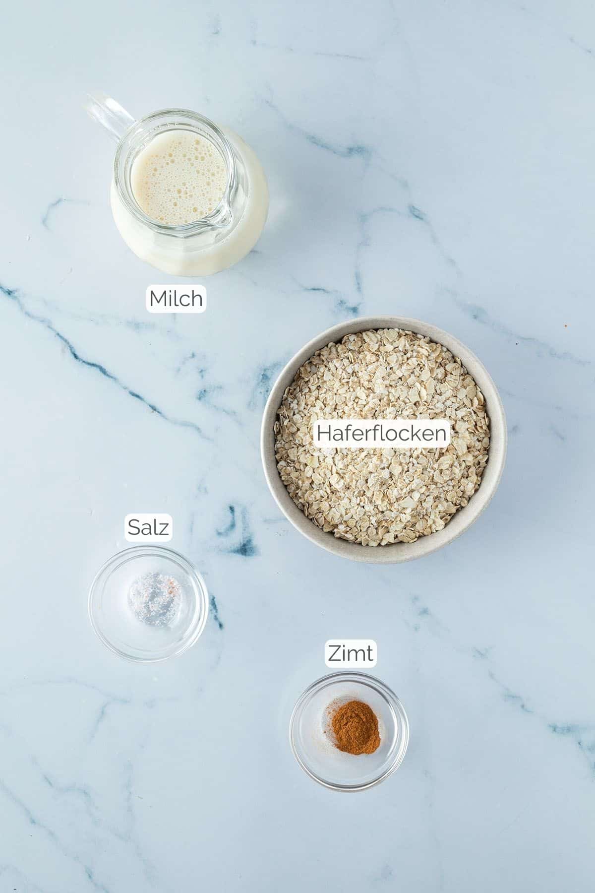 Alle Zutaten mit jeweiligen Textbeschriftungen, die f&uuml;r ein Mikrowellen Porridge ben&ouml;tigt werden.